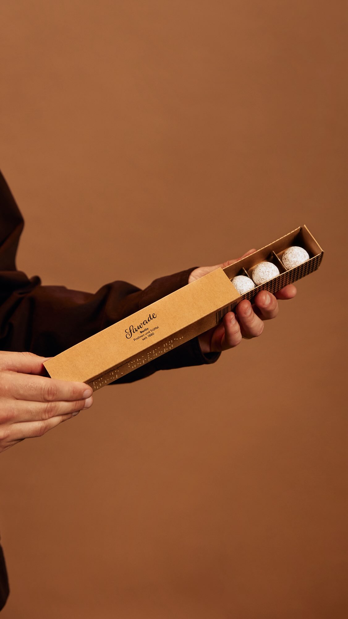 Silvester ohne Champagner? Impossible. 🥂✨ Unser ikonischer Sahne-Trüffel bekommt dafür das volle Glam-Upgrade: verfeinert mit echtem Marc de Champagne, umhüllt von zarter Vollmilchschokolade und zum Finish noch warm in feinen Zucker getaucht. Ein Klassiker – aber mit Sparkle.

Cheers to the sweet side of New Year’s! 🎉🍾

#SawadeBerlin #Champagner #Silvester #NewYearsEve