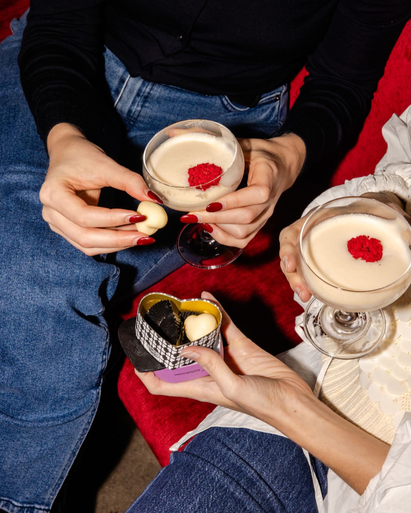 Cheers to Cozy Season 🥂
📸 @mariestaggat
#SawadeBerlin #Pralinen #Trüffel