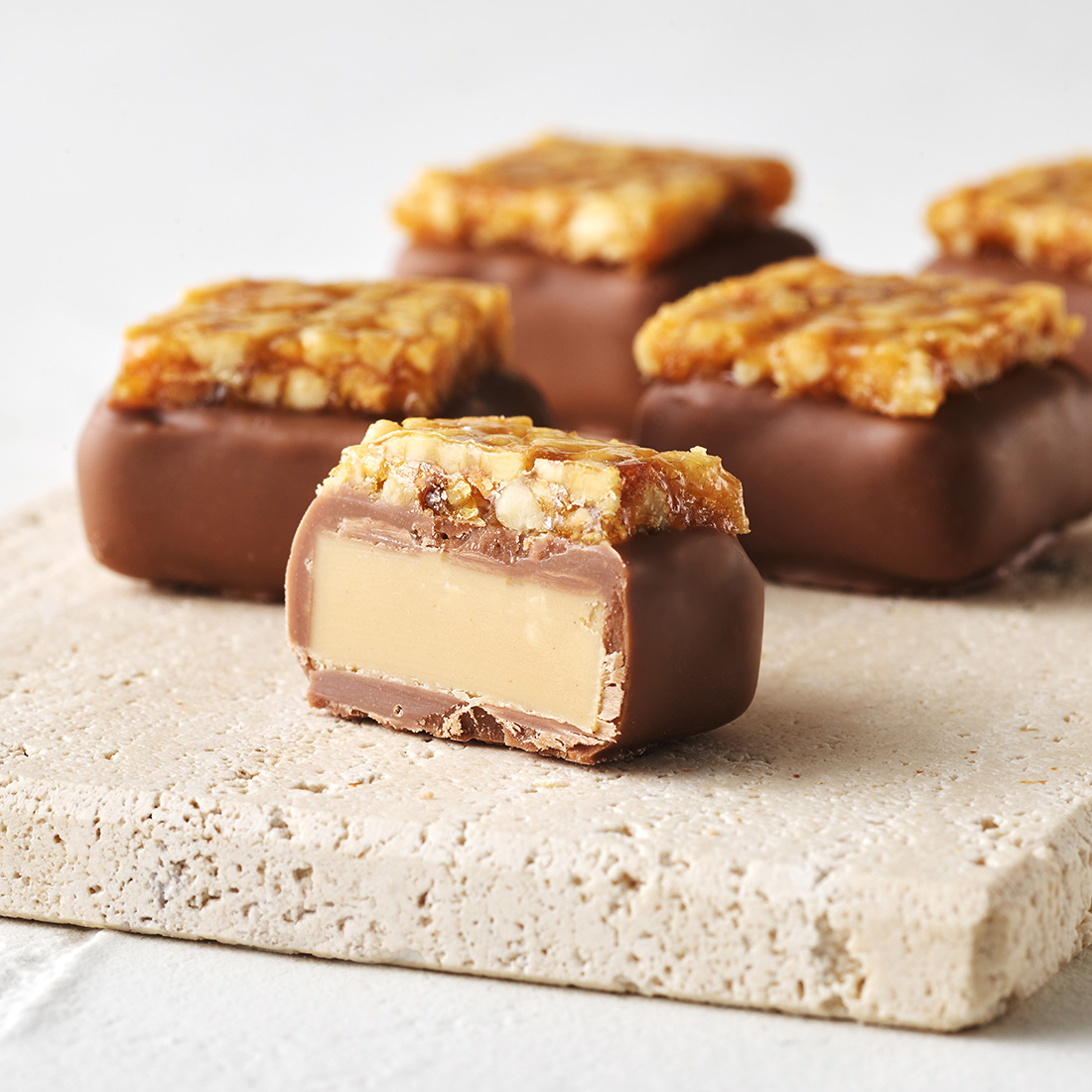 Stimmungsbild: Nougat Krokant Praline dekorativ angeschnitten Stimmungsbild: Nougat Krokant Praline dekorativ angeschnitten