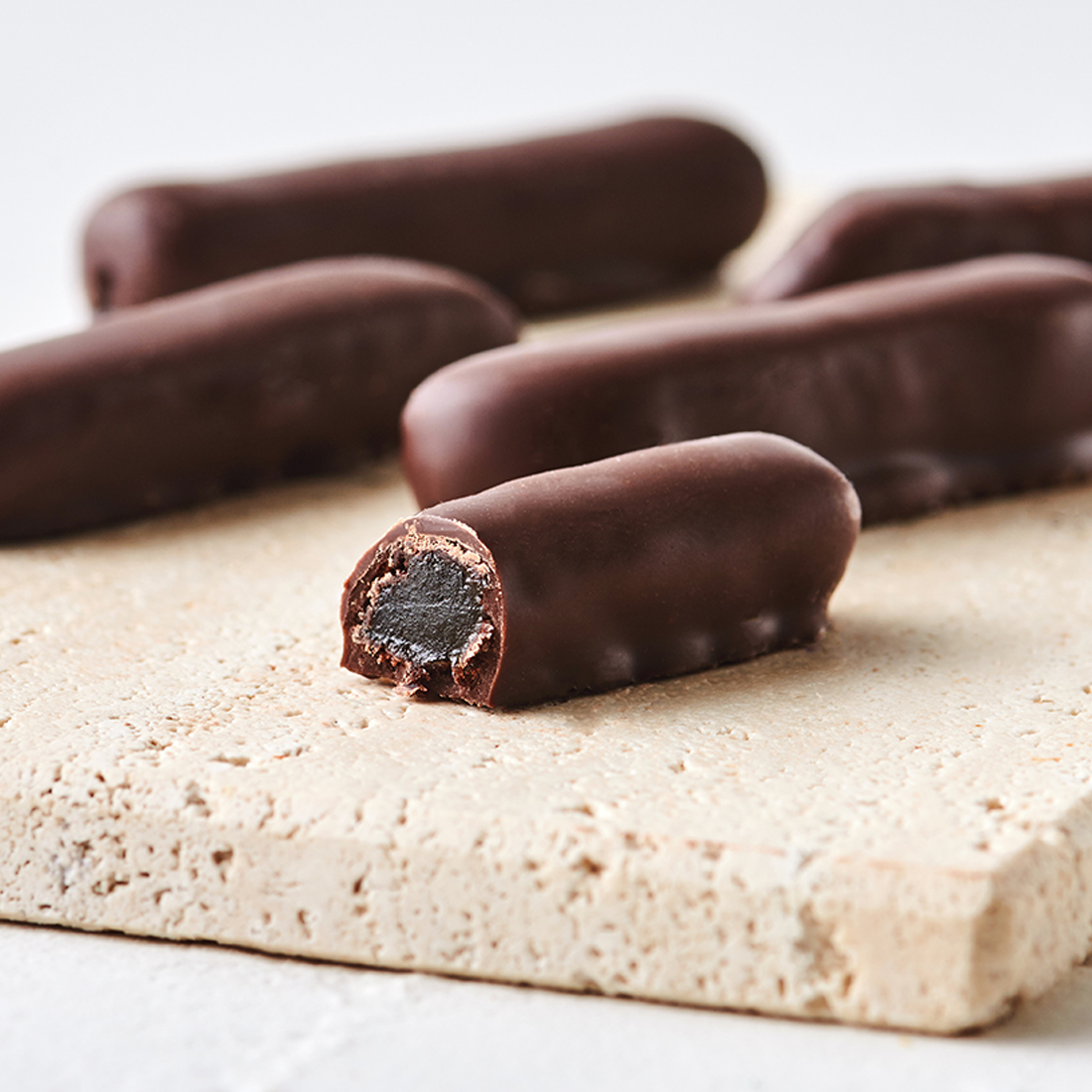Stimmungsbild: Ingwer-Stäbchen dekorativ angeschnitten Stimmungsbild: Ingwer-Stäbchen dekorativ angeschnitten