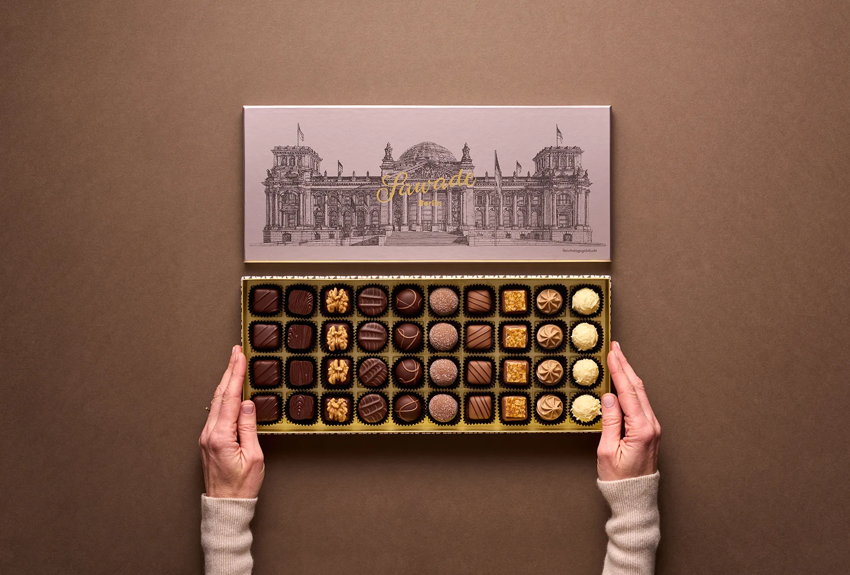 Große Pralinenschachtel Reichstagsgebäude Stimmungsbild: Große Pralinenschachtel Reichstagsgebäude von innen und außen auf braunem Hintergrund