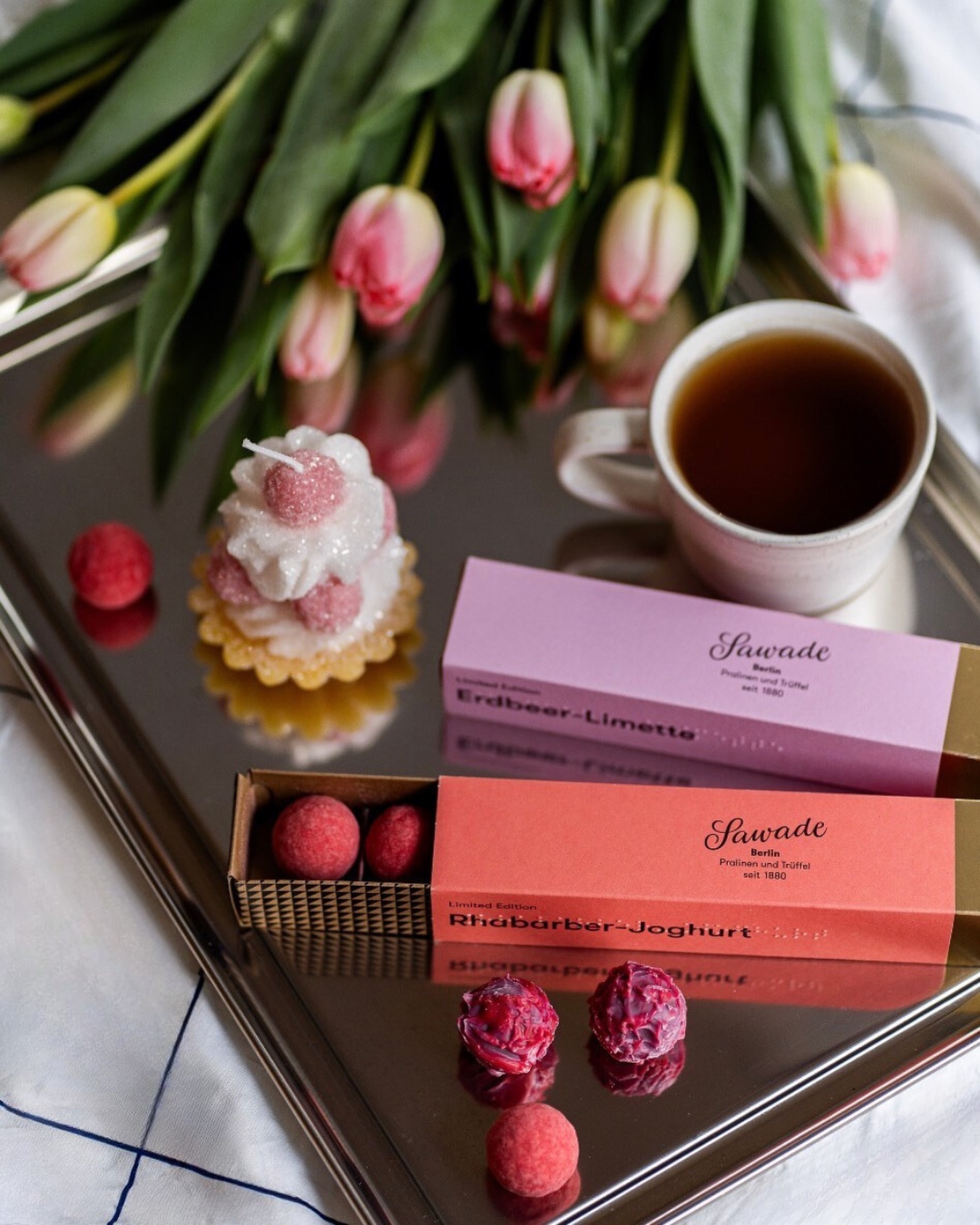 🩷 GIVEAWAY – All you need is love (and something sweet & cozy) 🩷
Love is in the air – zum Valentinstag feiern wir die kleinen, feinen Momente: Kerzenlicht, Pralinen und ganz viel Gefühl.
Gemeinsam mit @luce.berlin verlosen wir 3 x 1 cozy Valentine’s Bundle – perfekt zum Verschenken (oder Selbstbehalten 💛) bestehend aus:
🕯️ 1 x LUCE Kerze „Crostatine“
🌱 1 x Sawade Frühlingspralinen Limited Edition Rhabarber-Joghurt
🍓 1 x Sawade Frühlingspralinen Erdbeer-Limette
So machst du mit:
1️⃣ Folge @luce.berlin & @sawade.berlin
2️⃣ Like diesen Beitrag
3️⃣ Optional: Markiere deinen Valentine-Buddy, mit dem du Kerzen und Pralinen teilen würdest 💌
Viel Glück & ganz viel Love 💕
Gewinnspielkonditionen: Teilnahme bis Sonntag, 15. Februar 2026 23:59 Uhr. Ab 18 Jahren. Gewinner:innen werden per DM benachrichtigt. Keine Barauszahlung. Versand nur innerhalb Deutschlands. Dieses Gewinnspiel steht in keinem Zusammenhang mit Meta und wird nicht von Meta unterstützt.
#giveaway #gewinnspiel #verlosung #luceberlin #sawadeberlin
