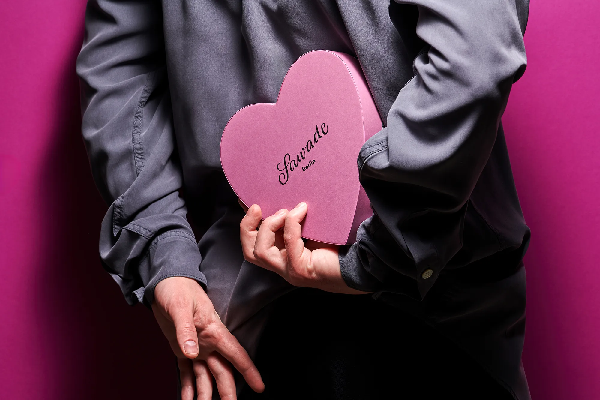 Stimmungsbild: Herzschachtel hinter dem Rücken versteckt