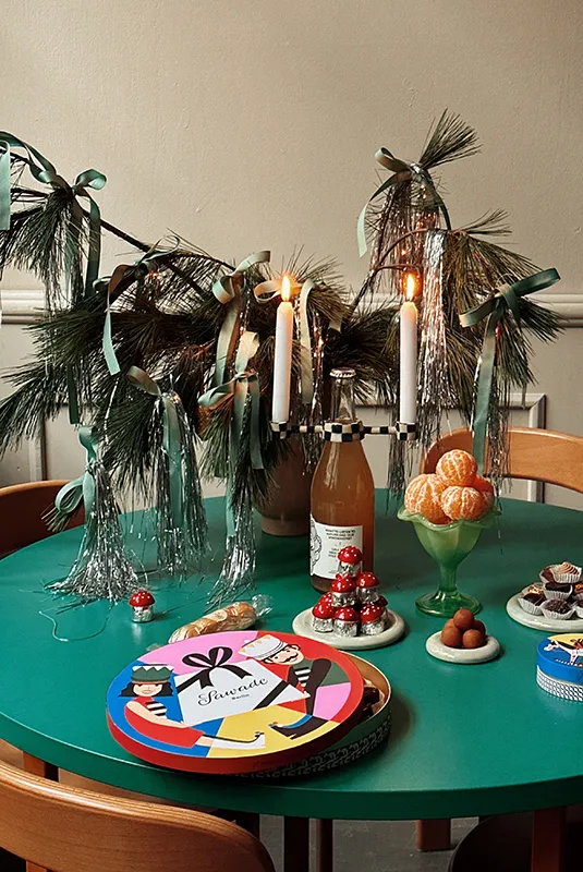 Sawade Weihnachtsprodukte dekorativ auf einem Tisch