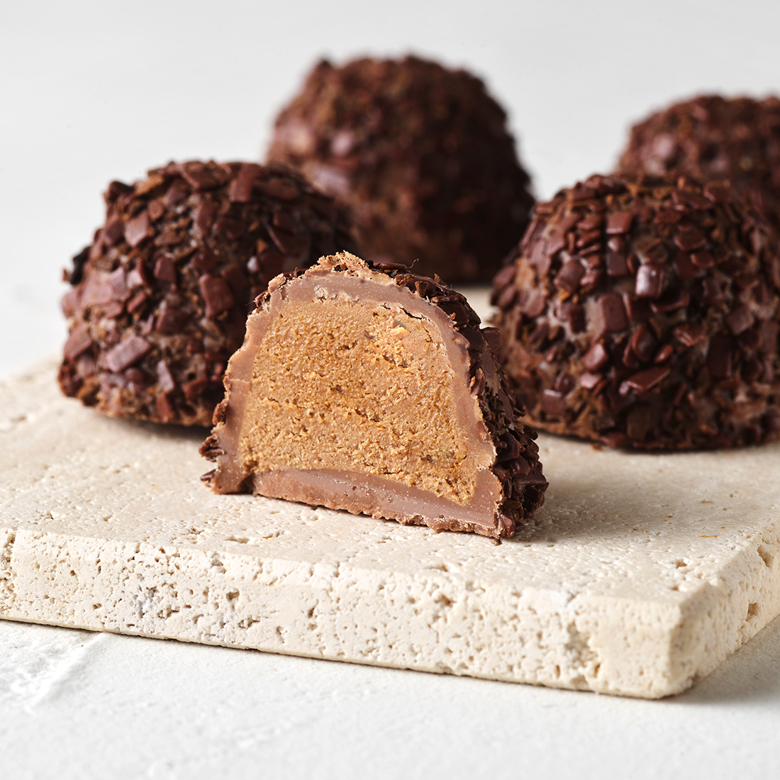 Stimmungsbild: Mousse au Café Trüffel Zartbitterschokolade mit Kakao Nibs dekorativ angeschnitten Stimmungsbild: Mousse au Café Trüffel Zartbitterschokolade mit Kakao Nibs dekorativ angeschnitten