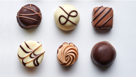 Produktbild: Pralinen mit verschiedenen Schokoladenfarben und Garnituren von oben fotografiert Produktbild: Pralinen mit verschiedenen Schokoladenfarben und Garnituren von oben fotografiert