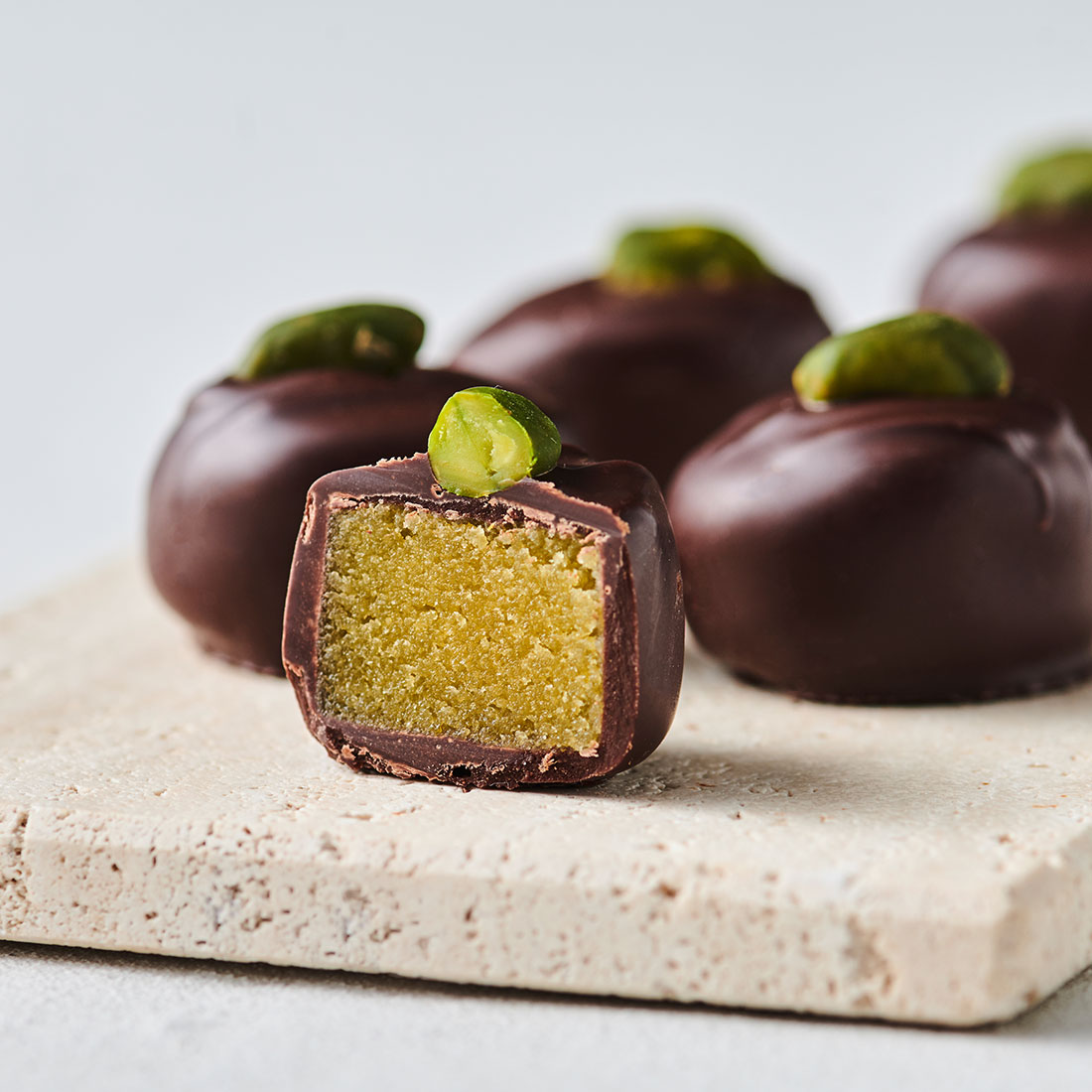 Stimmungsbild: Pistazien-Nougat dekorativ aufgeschnitten Stimmungsbild: Pistazien-Nougat dekorativ aufgeschnitten
