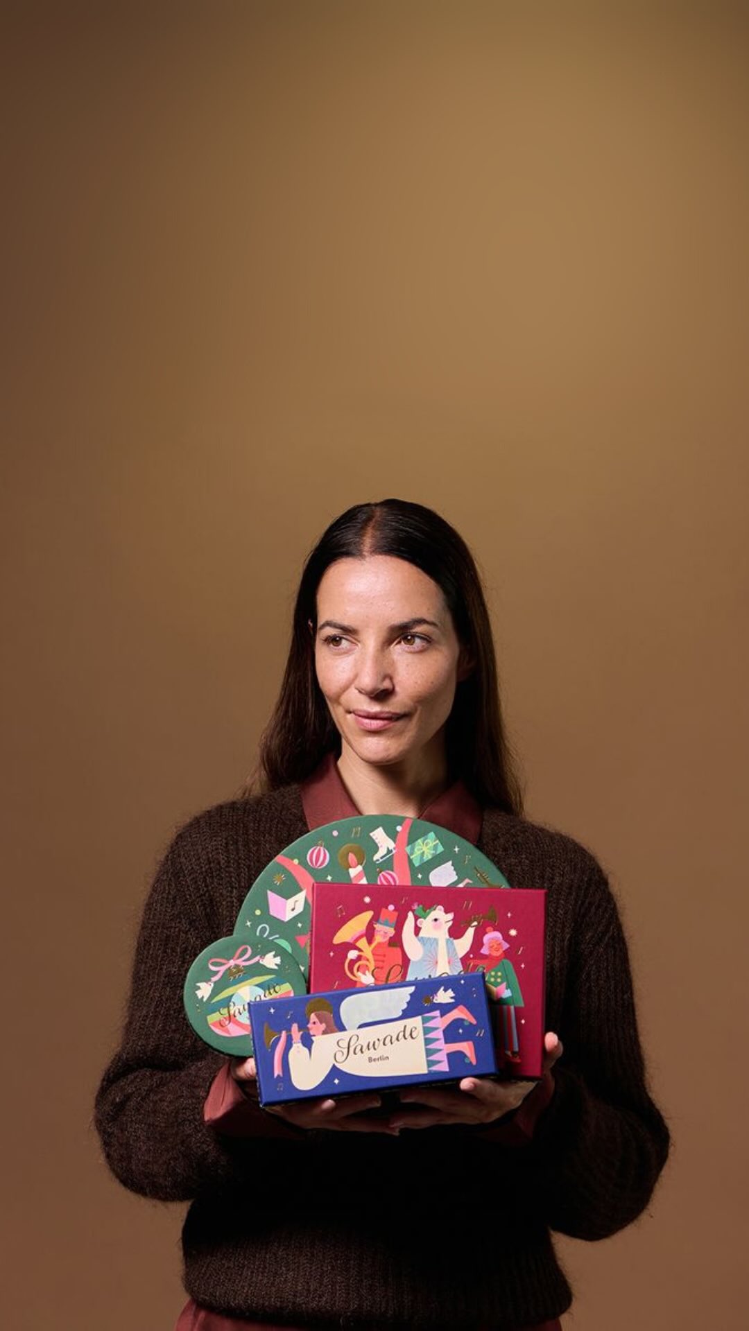 Mit Pauken, Trompeten und einem Hauch Zauber — dieses Weihnachten wird bunt, musikalisch und voller Fantasie ✨ Die Illustratorin @clareowenillustration hat unser Festtagssortiment in farbenfrohe Szenen verwandelt – von musizierenden Tieren über singende Figuren bis hin zu glänzenden Ornamenten. Ob große Geschenkschachtel »Adventskranz« mit Trüffelsternen, festlicher Adventskalender oder die liebevoll gestalteten Pralinenschachteln »Musikanten« mit Pralinenklassikern oder die kleine Runddose »Schmuckstück« – hier steckt pure Festtagsfreude in jedem Detail. 🎄🎺✨ 

#SawadeBerlin #Pralinen #Weihnachten #Chrsitmas #Geschenke #ClareOwen