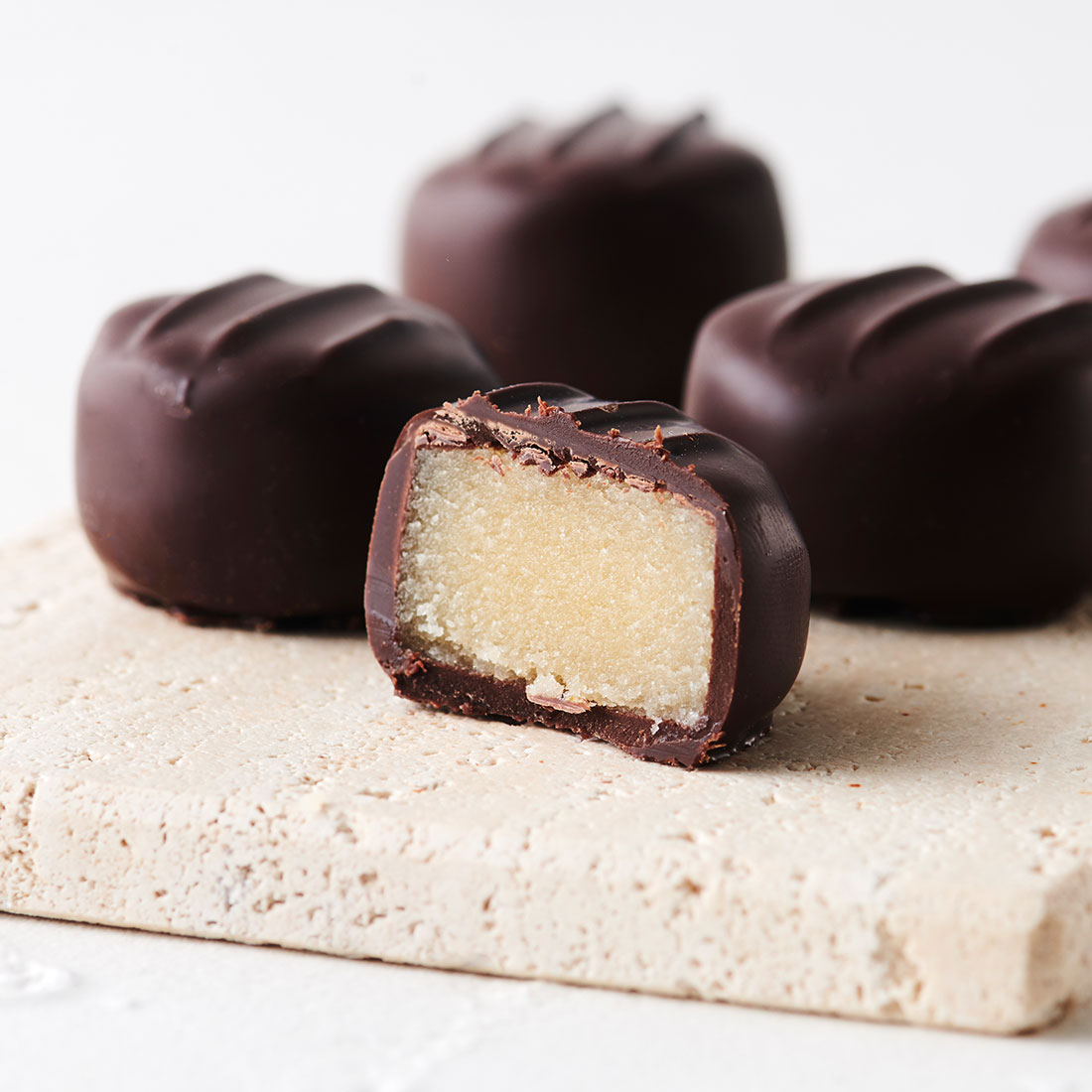 Stimmungsbild: Edelmarzipan wird dekorativ angeschnitten  Stimmungsbild: Edelmarzipan wird dekorativ angeschnitten