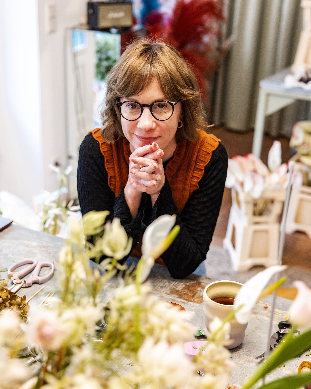 ✨ Frisch aus dem Atelier – Sawade Studio Visits #2 ✨

Zwischen Floristik, Kunst und Handwerk: Im Berliner Wishbone Studio entstehen florale Kompositionen, so unkonventionell und lebendig wie die Stadt selbst. 
Wir besuchen Maggie, die Gründerin von @wishbone_berlin – eine Floristin, die Schönheit neu denkt: nachhaltig, verspielt und mit Sinn für das Vergängliche.
Mit feinem Gespür für Formen, Farben und Atmosphäre verwandelt sie Blumen in Geschichten – poetisch, sinnlich und voller Leben 🌷🩷🪻

👉 Die ganze Story findet ihr jetzt auf unserem Blog – Link in Bio.

📸 @mariestaggat 

#SawadeStudioVisits #SawadeBerlin #WishboneBerlin #FloristryArt #MeetTheMaker #BerlinCreatives