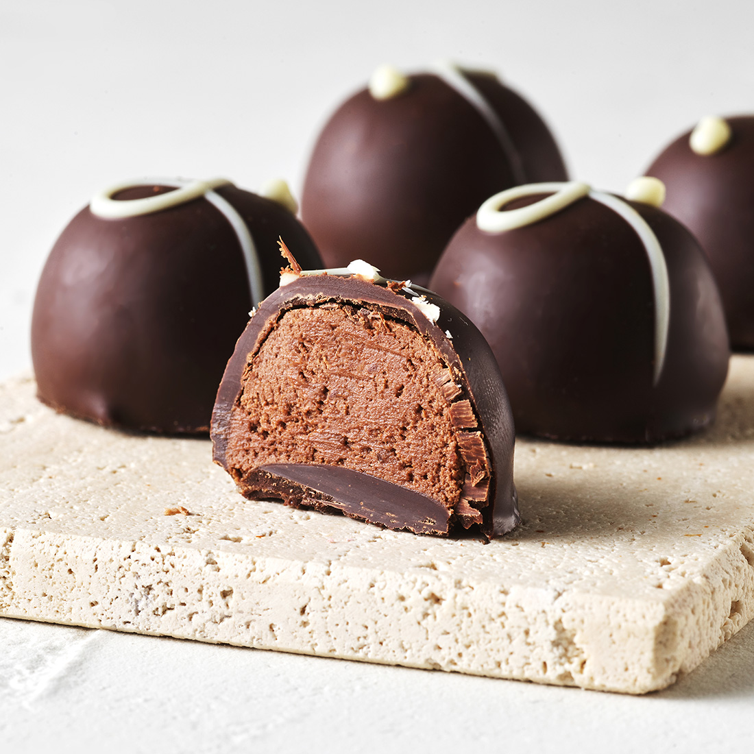 Stimmungsbild: Mousse au Chocolat Trüffel dekorativ angeschnitten Stimmungsbild: Mousse au Chocolat Trüffel dekorativ angeschnitten