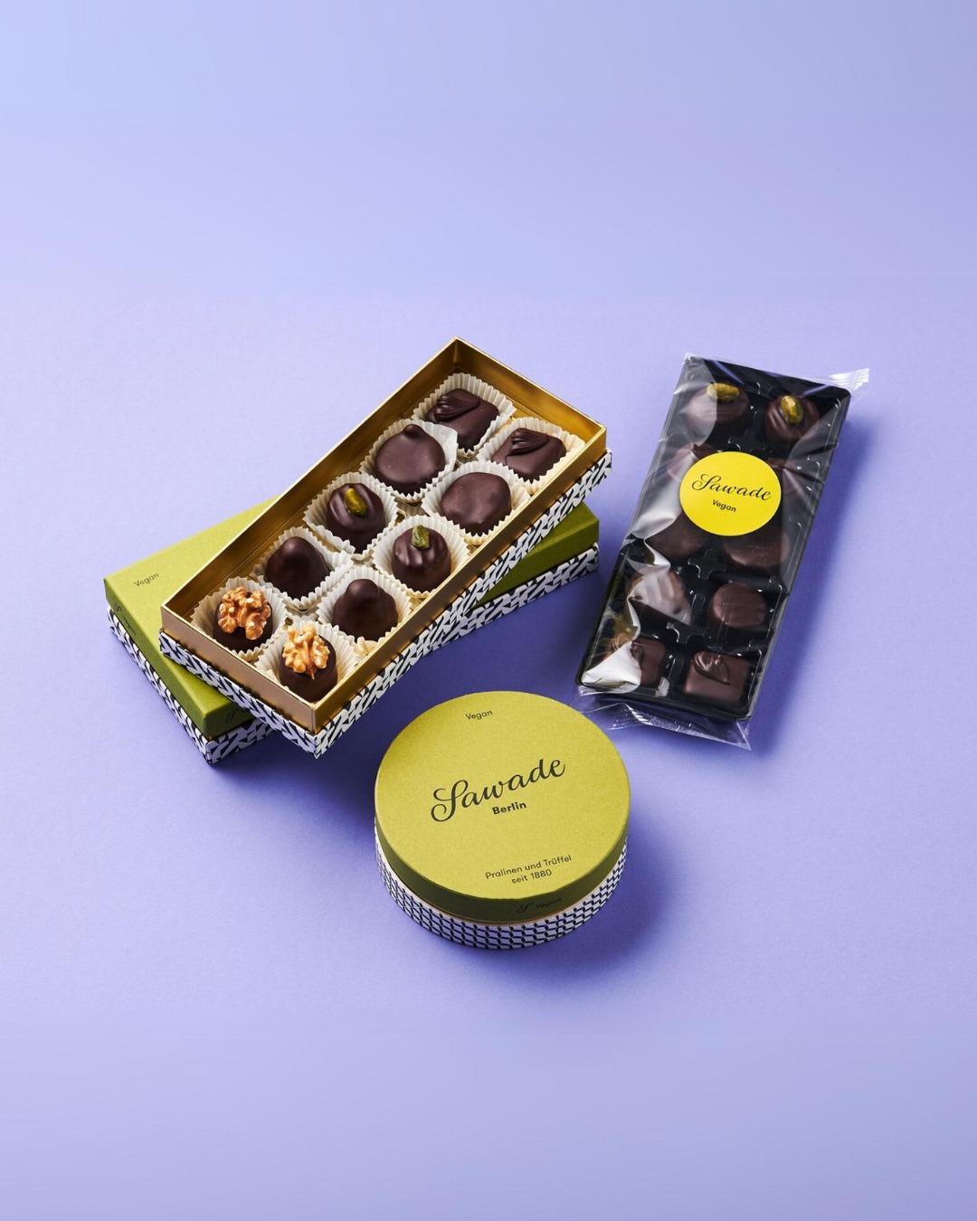 Plant-based & full of flavor – dafür stehen unsere veganen Pralinen 🌱
Handgefertigt in unserer Berliner Manufaktur, mit 60 % Zartbitterschokolade und ausgewählten Zutaten. 100 % pflanzlich, ohne Palmöl, ohne künstliche Zusätze.
👉 Ein echtes Must-Try für alle, die Marzipan und dunkle Schokolade feiern 💚
#SawadeBerlin #Veganuary #Vegan #Pralinen