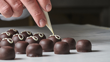 Pralinen von Hand dekoriert Pralinen von Hand dekoriert