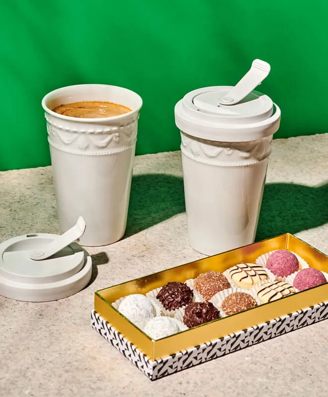 Stimmungsbild: Porzellanbecher von KPM mit Sawade Pralinen