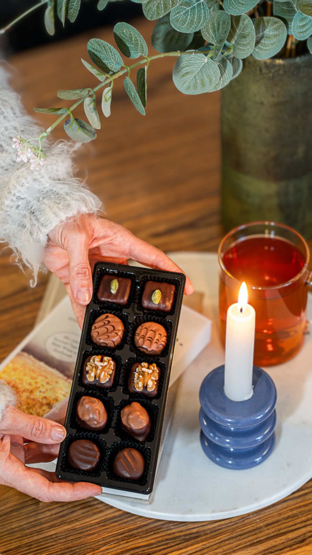 So schmeckt der Herbst - herrlich nach Pralinen frisch aus unserer Manufaktur! Unsere Marzipan Spezialitäten, Salzkaramell, Marone-Karamell und Zimttrüffel mit Baileys oder doch lieber Königin Luise? 

Denn mal ehrlich: Herbst ohne Pralinen? Unvorstellbar! 😉🍂

#SawadeBerlin #Pralinen #PralinenLiebe #Herbstzeit #Marzipan #Baileys