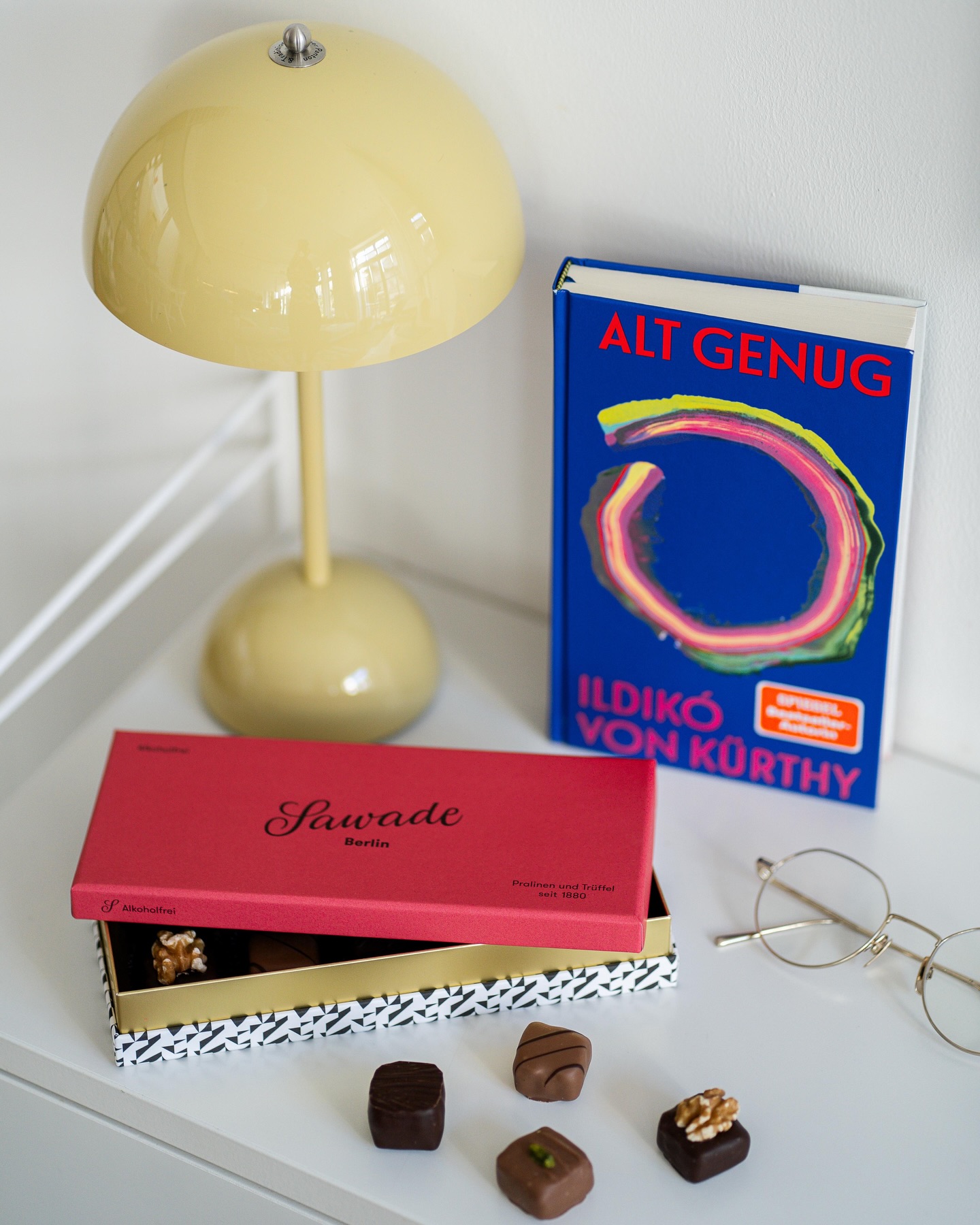 ✨📚 SWEET READ GIVEAWAY 📚✨
It’s a match! Wir finden: Pralinen und Bücher passen einfach hervorragend zusammen. Deshalb verlosen wir gemeinsam mit @ullsteinbuchverlage 10 x ein Sweet Read Bundle, bestehend aus:
📖 1 x handsigniertes Exemplar von „Alt genug“ von @ildikovonkuerthy (Ullstein Verlag)
🍫 1 x alkoholfreie Pralinenschachtel von Sawade

So nimmst du teil:
- Like diesen Post.
- Folge @sawade.berlin & @ullsteinbuchverlage 
- Markiere eine Person in den Kommentaren, die sich auch über ein Sweet Read Bundle freuen würde.

Viel Glück! 🍀

*Gewinnspielkonditionen: Teilnahme bis 20. März 2026, 23:59 Uhr. Ab 18 Jahren. Gewinner:innen werden per DM benachrichtigt. Keine Barauszahlung. Versand nur innerhalb Deutschlands. Dieses Gewinnspiel steht in keinem Zusammenhang mit Meta und wird nicht von Meta unterstützt.

#giveaway #gewinnspiel #verlosung #sawadeberlin