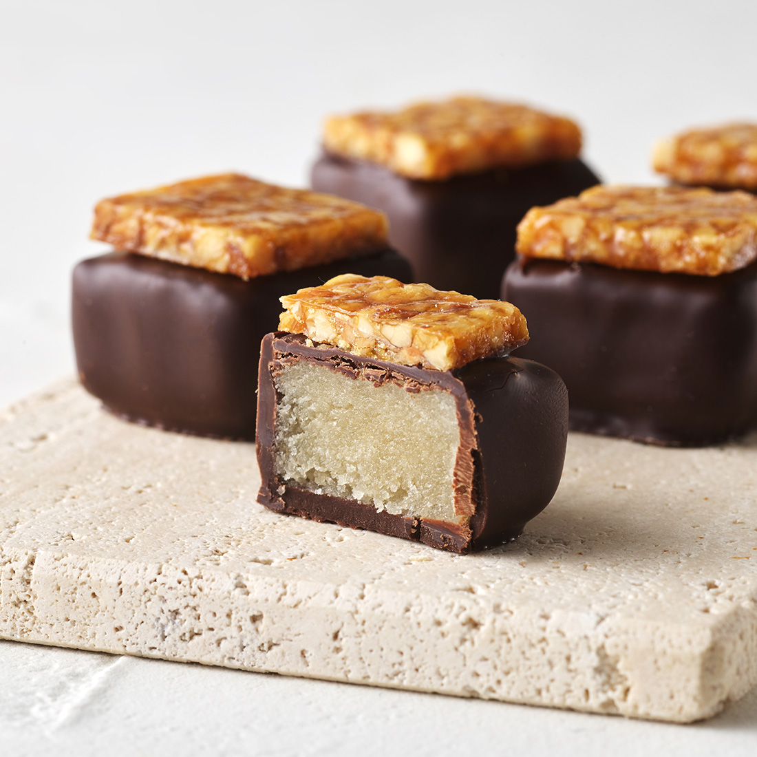 Stimmungsbild: Marzipan Krokant wird dekorativ angeschnitten  Stimmungsbild: Marzipan Krokant wird dekorativ angeschnitten