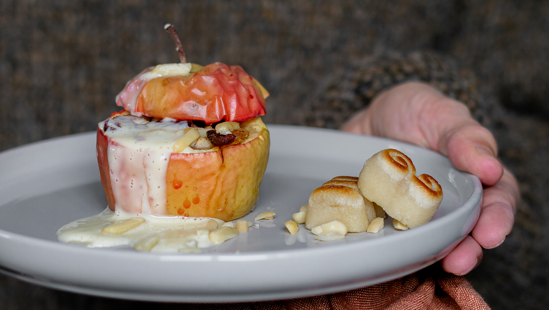 Stimmungsbild: Bratapfel und Teekonfekt auf weißem Teller