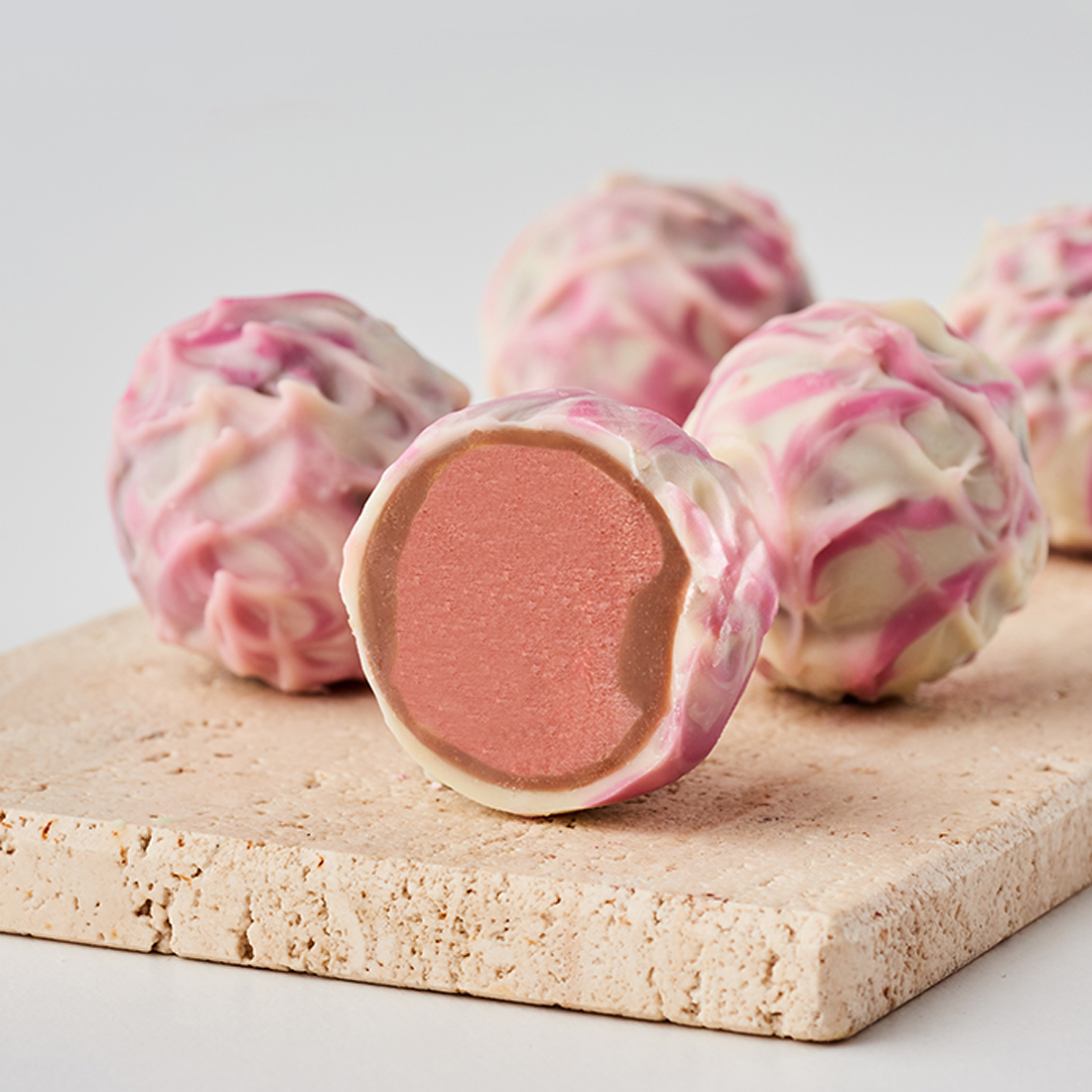 Stimmungsbild: Erdbeer-Joghurt dekorativ angeschnitten Stimmungsbild: Erdbeer-Joghurt dekorativ angeschnitten