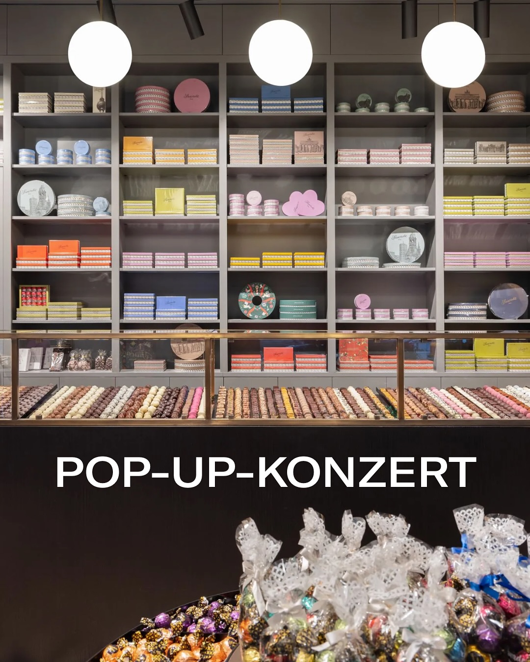Am 11. November laden der @rias_kammerchor Berlin und @sawade.berlin zu einem besonderen Nachmittag am Rüdesheimer Platz: Ein Pop-up-Konzert & Pralinentasting, bei dem Musik und Schokolade in perfekter Harmonie verschmelzen.

Harmonische Klang- und Geschmackskompositionen genießen, die neue Weihnachtsedition »Clare Owen« entdecken und den RIAS Kammerchor Berlin  hautnah erleben. 💫

📆 Dienstag, 11. November 2025
📍 Rüdesheimer Straße 9, 14197 Berlin
🍬 16:00 Uhr: Pralinentasting
🎶 17:00 Uhr: Pop-up-Konzert

Eine genussvolle Einstimmung auf die schönste Zeit des Jahres ✨

#SawadeBerlin #RIASKammerchor #PopUpKonzert #Pralinentasting #WeihnachtenInBerlin