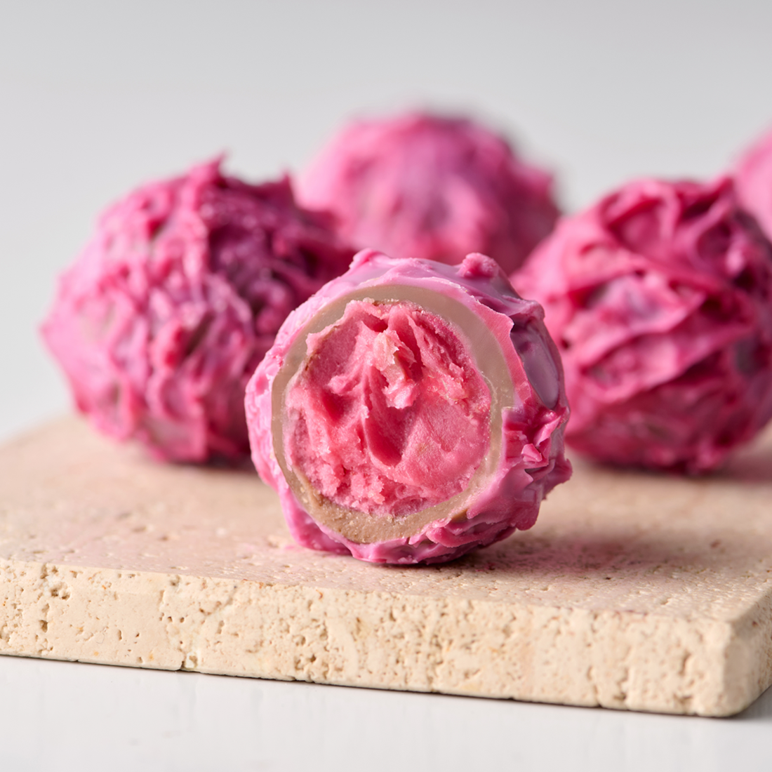 Produktbild: Erdbeer-Limette Trüffel aufgeschnitten