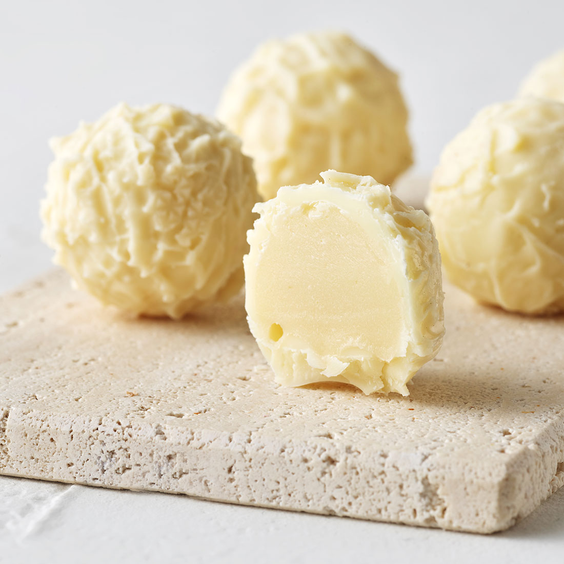 Stimmungsbild: Bourbon-Vanilee Trüffel weiss geigelt dekorativ angeschnitten Stimmungsbild: Bourbon-Vanilee Trüffel weiss geigelt dekorativ angeschnitten