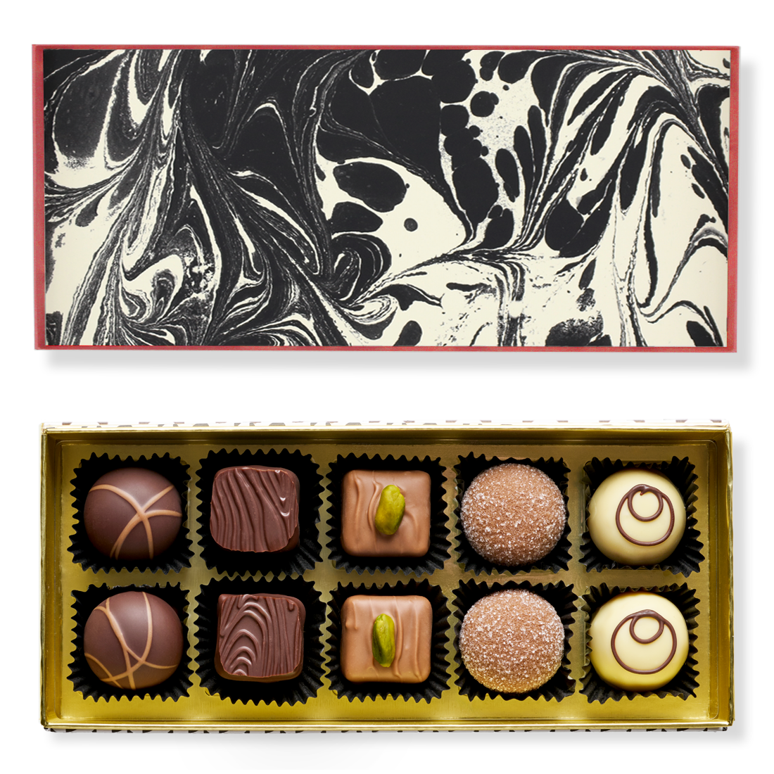 Produktbild: Klassische Pralinenschachtel, Ansicht vom Deckel innen mit Marmormuster schwarz-weiß und Innenansicht mit zehn unterschiedlichen Pralinen in fünf Sorten