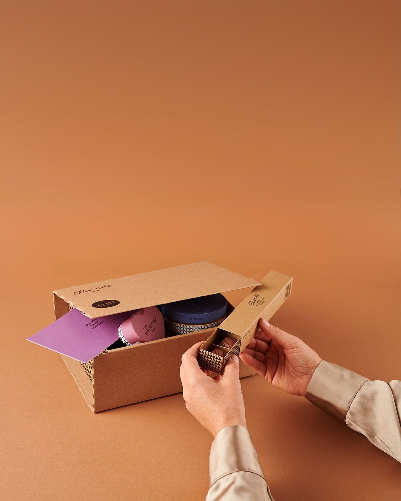 Geschenkt! Handgemachte Pralinen aus Berlin – perfekt für ein Geschenk zum Muttertag, das von Herzen kommt. Eure Liebsten könnt ihr nicht persönlich treffen? Kein Problem: Wir versenden deutschlandweit! 💌

#SawadeBerlin #Pralinen #Muttertag #Geschenkideen