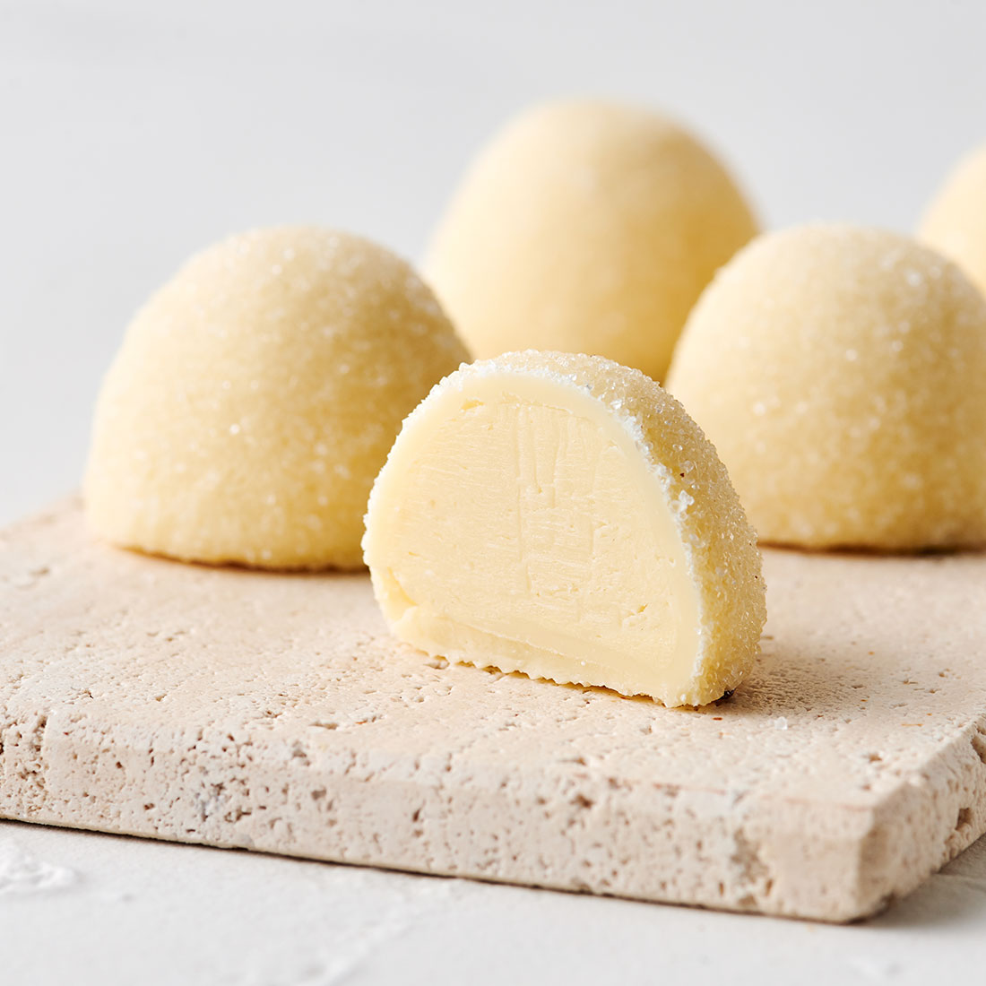 Stimmungsbild: Marc de Chamagne Trüffel weiß gezuckert dekorativ angeschnitten Stimmungsbild: Marc de Chamagne Trüffel weiß gezuckert dekorativ angeschnitten