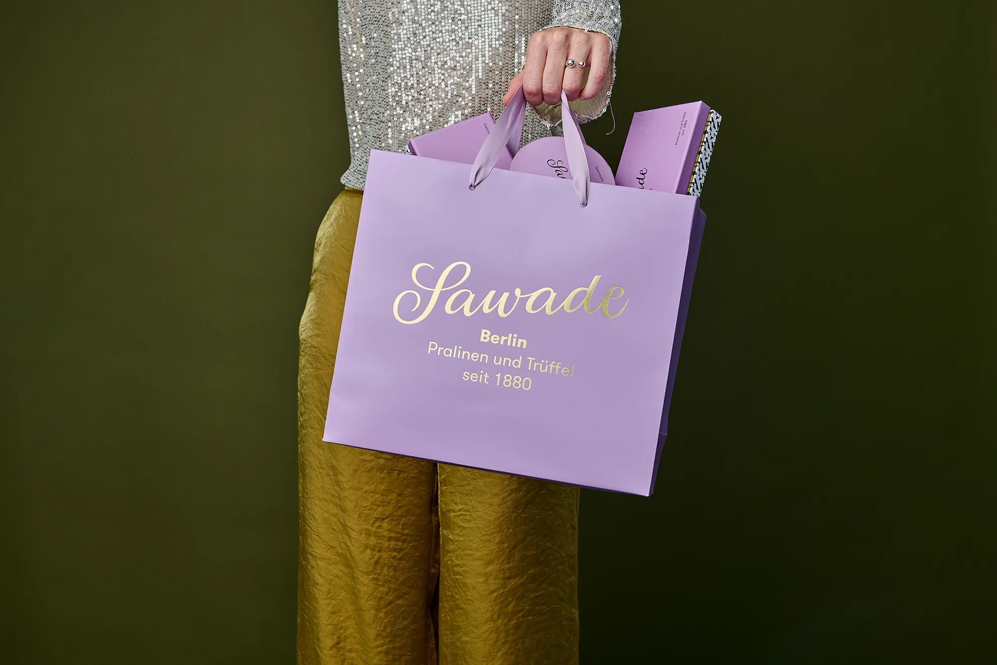 Geschenktüte M »Violett« Frau hält eine Geschenktüte Violett