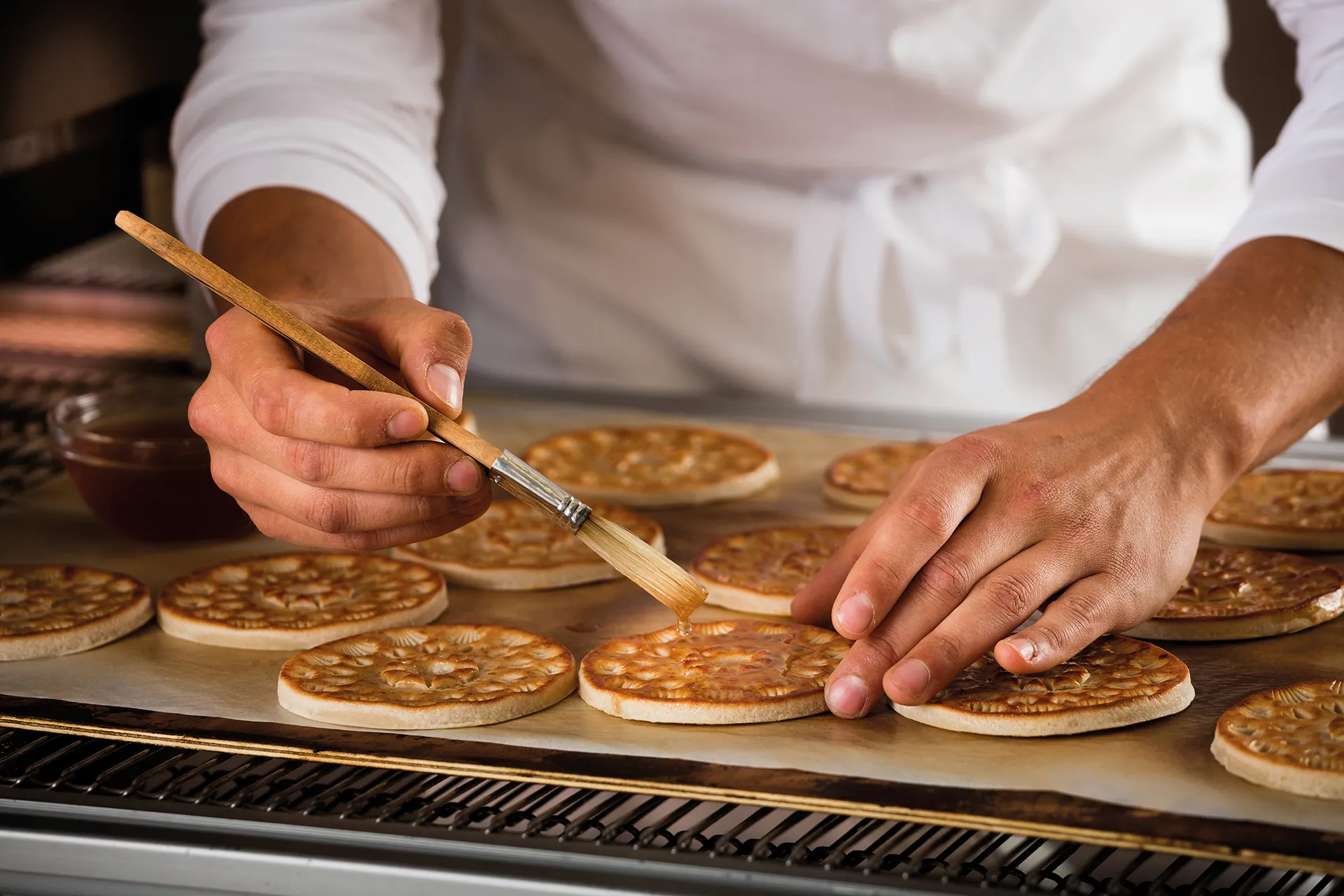 Stimmungsbild: Marzipanplatte von Sawade Torte wird in der Produktion bepinselt