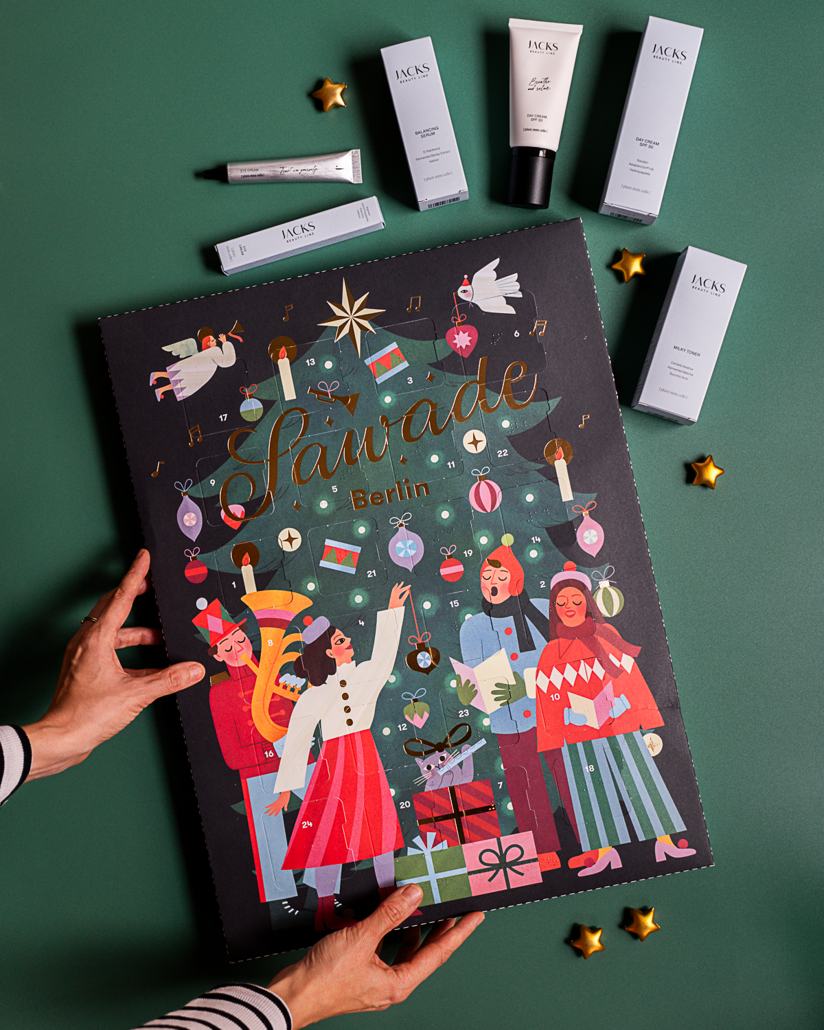 ✨ GIVEAWAY EDITION – Sawade x Friends ✨
Wir lieben es, Marken und Menschen vorzustellen, die – genau wie wir – für Qualität, Sinnlichkeit und schöne Rituale im Alltag stehen. Diesmal möchten wir euch @jacksbeautyline vorstellen – eine Brand, die für natürliche Pflege, hochwertige Inhaltsstoffe und bewusste Selfcare steht. Perfekt also, um die kleinen Genussmomente von Sawade zu ergänzen. 💛✨
Gemeinsam verlosen wir ein Verwöhnpaket für alle Sinne:
🎁 1 x Sawade Adventskalender für süße Vorfreude
💆♀️ 1 x ein Beauty-Set von Jack Beauty Line mit Day Cream, Eye Cream, Balancing Serum & Milky Toner aus der neuen Skincare Linie
Schönheit von innen & außen – perfekt, um die Adventszeit genussvoll zu beginnen 💛
So machst du mit:
1️⃣ Folge @sawade.berlin & @jacksbeautyline
2️⃣ Like diesen Beitrag
3️⃣ Optional: Markiere eine Person, die sich ebenso über Pralinen & Selfcare freut ✨
*Gewinnspiel Konditionen: Teilnahme bis 06. November 2025, 23:59 Uhr. Ab 18 Jahren, Gewinner:in wird per DM benachrichtigt. Keine Barauszahlung. Versand nur innerhalb Deutschlands. Der Rechtsweg ist ausgeschlossen. Das Gewinnspiel steht in keinem Zusammenhang mit Meta und wird auch nicht von Meta unterstützt.