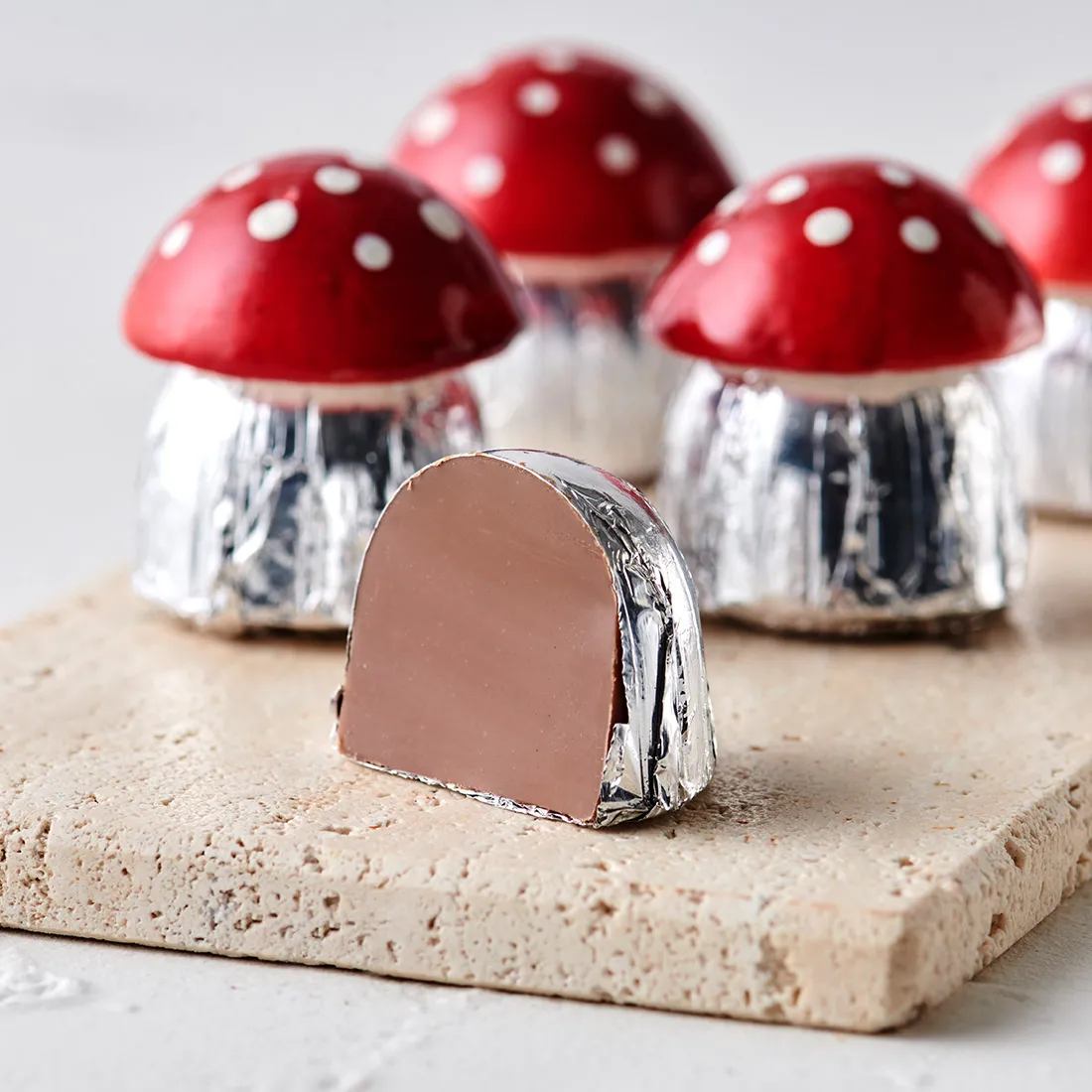 Stimmungsbild: Schokoladen-Pilz dekorativ angeschnitten
