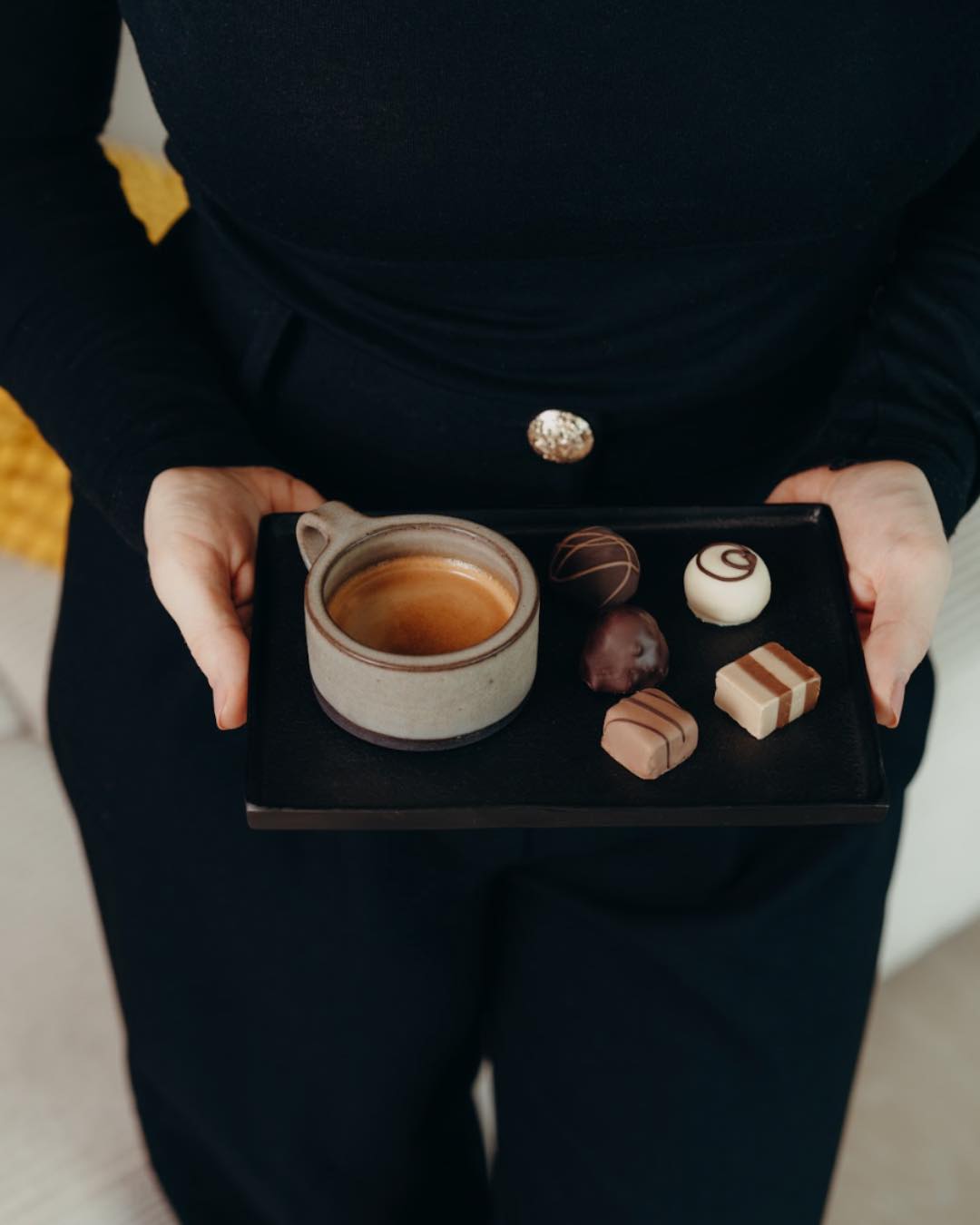 Einfach klassich! Unsere alkoholfreie Pralinenmischung vereint zehn beliebte Sawade Klassiker – von Butter-Trüffel über Kokosflocke bis Blätterkrokant, Bourbon-Vanille-Trüffel und Schichtnougat. Mit feiner Vollmilch- oder Zartbitterschokolade verfeinert und garantiert purer Pralinengenuss für alle, die’s klassisch mögen.
‌
📸 @thedudeforfood 

#SawadeBerlin #PralinenHunger #Nougat #Krokant #Trüffel