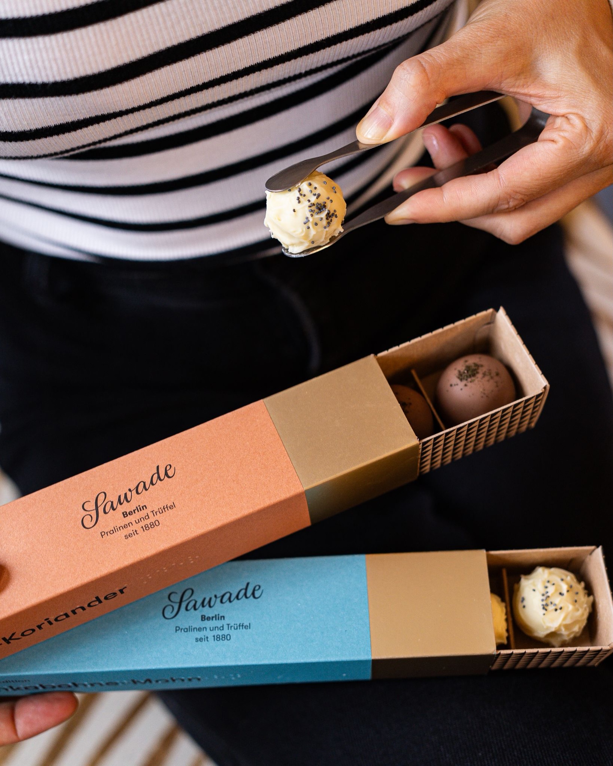 GIVEAWAY: Der Herbst ist da und schmeckt …

… unwiderstehlich gut nach Tonkabohne-Mohn und Kaffee-Koriander. Wir verlosen 3 Bundles mit unseren beiden neuen limitierten Editionspralinen. Damit auch du weißt: SO schmeckt der Herbst.🍂

So nimmst du teil: - Folge @sawade.berlin  - Like diesen Beitrag - Markiere die Person in den Kommentaren, mit der du unsere neuen Herbsttrüffel probieren möchtest.

Das Giveaway endet am Mittwoch, 09.09.26 um 23:59 Uhr (MEZ). Die Gewinner:innen werden per DM kontaktiert.
Dieses Gewinnspiel steht in keiner Verbindung zu Meta und wird nicht von Meta gesponsert oder unterstützt. Teilnahme ab 18 Jahren, nur für Personen mit Wohnsitz in Deutschland.

Good luck & happy cosy season.