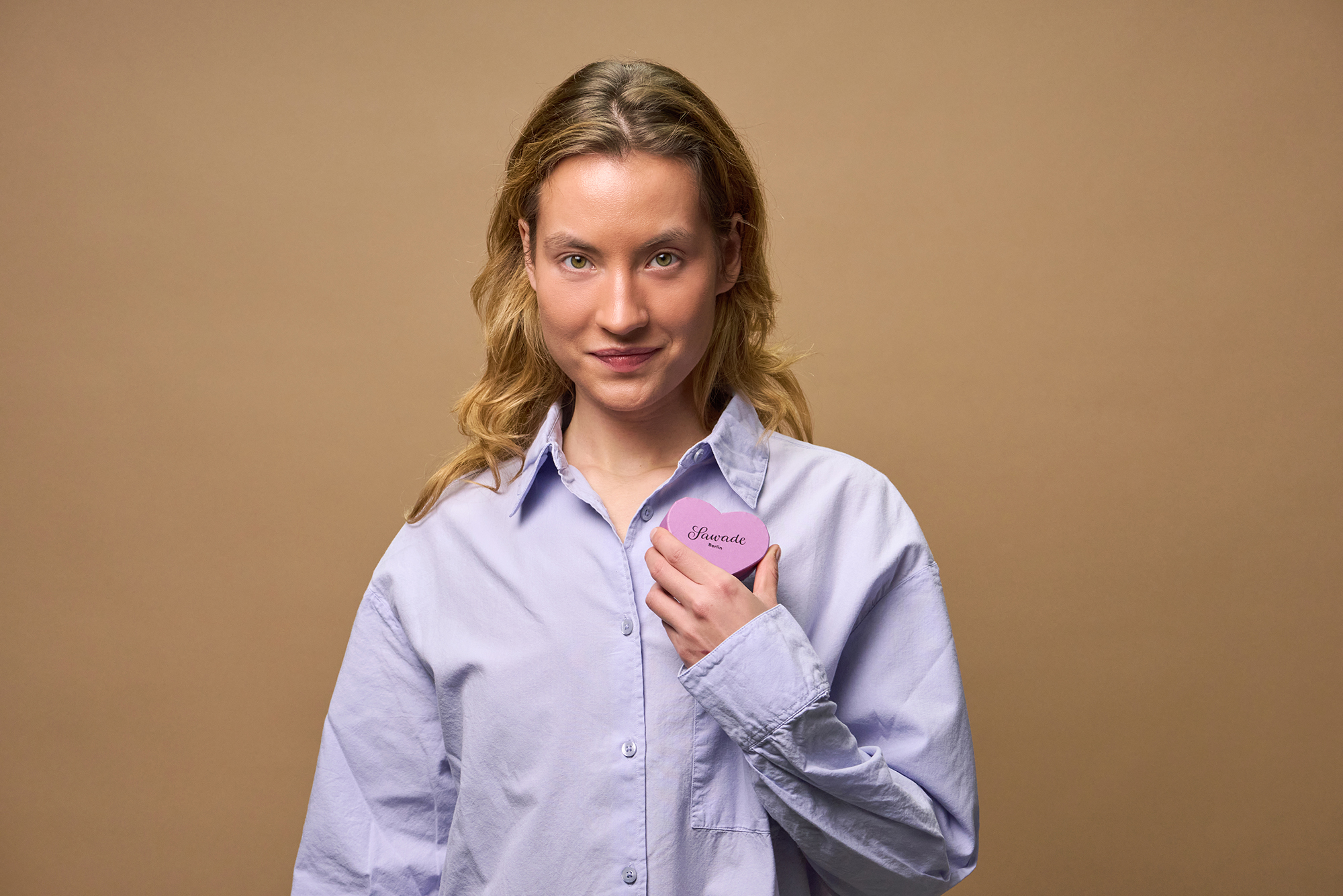 Stimmungsbild: Frau mit kleiner Herzschachtel