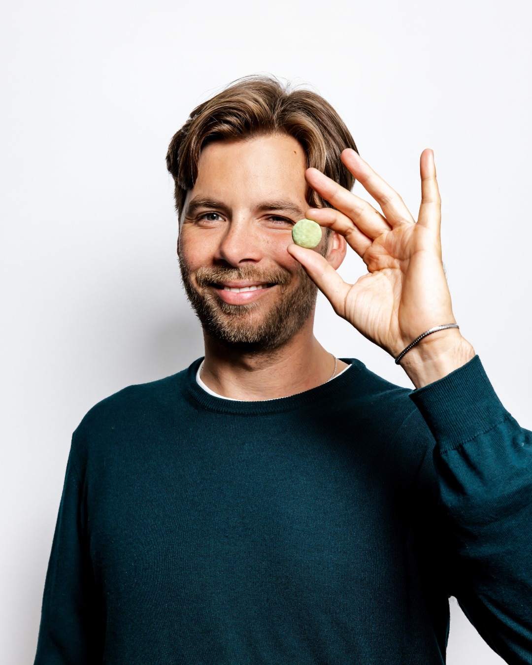 Jakob, Founder & CEO bei Volée – Aperitif Naturel @voleevoleevolee weiß, wie man Geschmack neu denkt. Mit seiner Liebe zu natürlichen Zutaten und feinem Gespür für Genuss bringt er frischen Wind ins Aperitif-Game 🍹

»Der Waldmeister-Brausetrüffel ist wie Volée: anders als erwartet, angenehm frisch, ein bisschen nostalgisch – und dabei voller Charakter. Handgemacht und ehrlich, wie ein guter Aperitif-Moment.«

Cheers!

📸@mariestaggat 

#SawadeBerlin #Pralinen #Brausetrüffel #Brausepulver #Aperitif #Volée