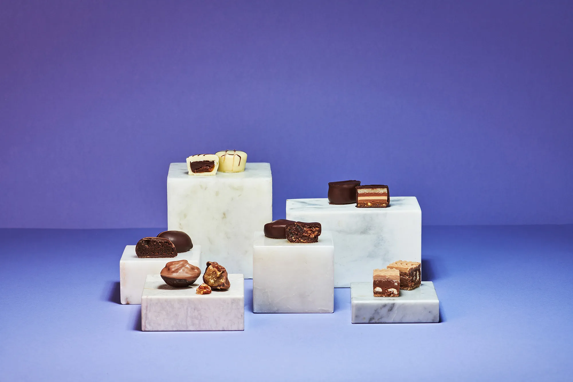 Stimmungsbild: Pralinenschachteln der Edition Königin Luise in stimmungsvoller Inszenierung