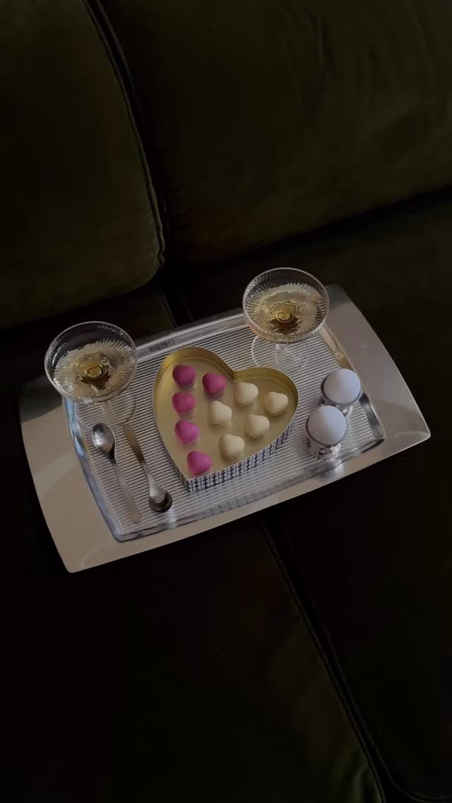 Love is in the air 💕
Herztrüffel, ein Glas Champagner und ganz viel Gefühl – manche Gesten brauchen keine großen Worte, nur Pralinen, die von Herzen kommen 🩷🤍

🎥 @herz.und.blut 

#Valentinstag #Herztrüffel #Pralinenliebe #SweetLove #SawadeBerlin