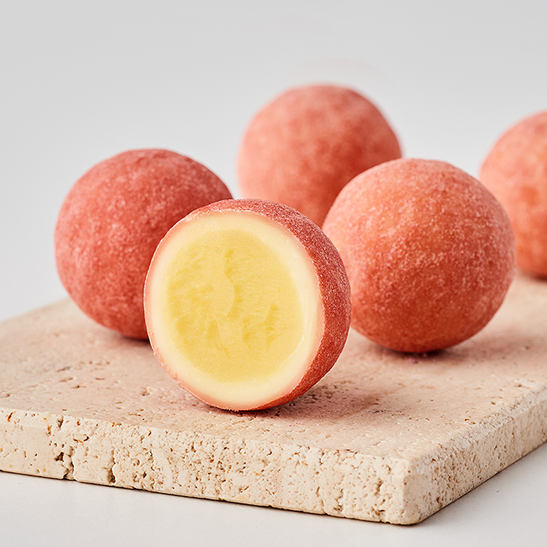 Stimmungsbild: Passionsfrucht Pfirsich dekorativ angeschnitten Stimmungsbild: Passionsfrucht Pfirsich dekorativ angeschnitten