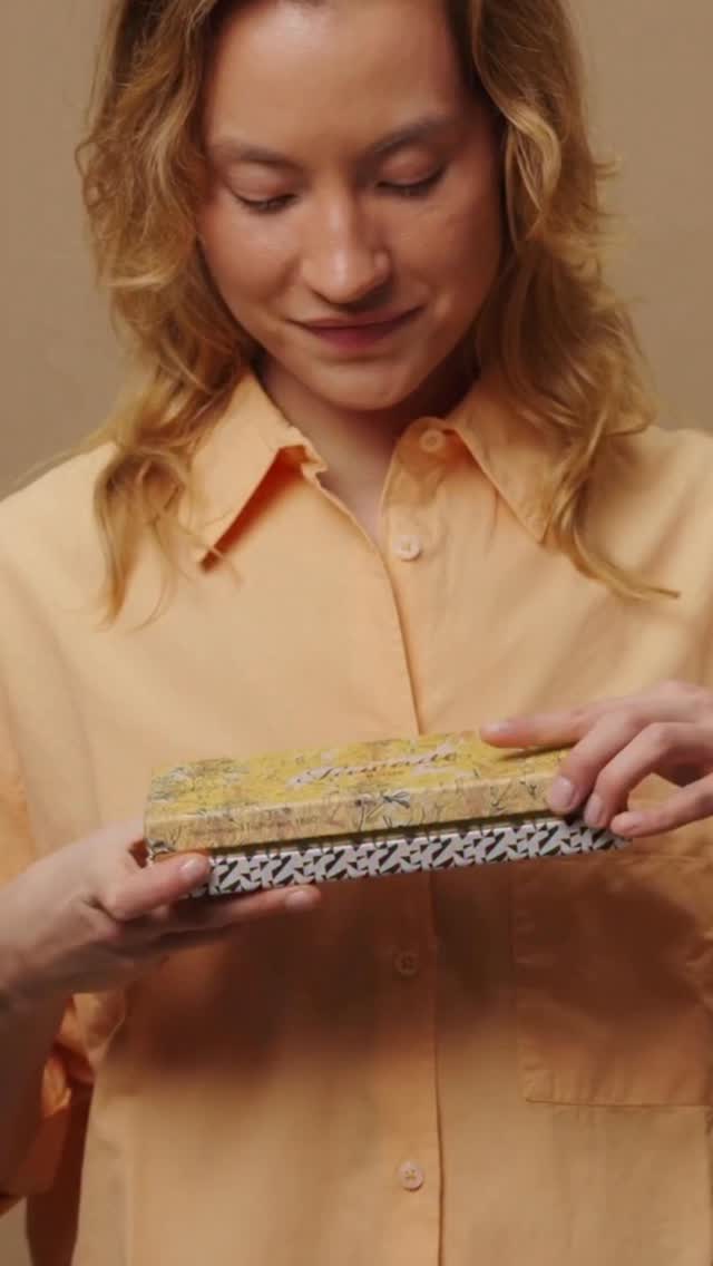 Spring is here – in its sweetest form 🌼
Unsere Edition »Ginster« bringt den Frühling zurück — oder zumindest in die Pralinenschachtel! Außen mit gelben Ginsterblüten verziert, innen mit einer Auswahl unserer beliebtesten alkoholfreien Pralinen bestückt.

Schon entdeckt? 💛

#SawadeBerlin #Pralinen #Frühling