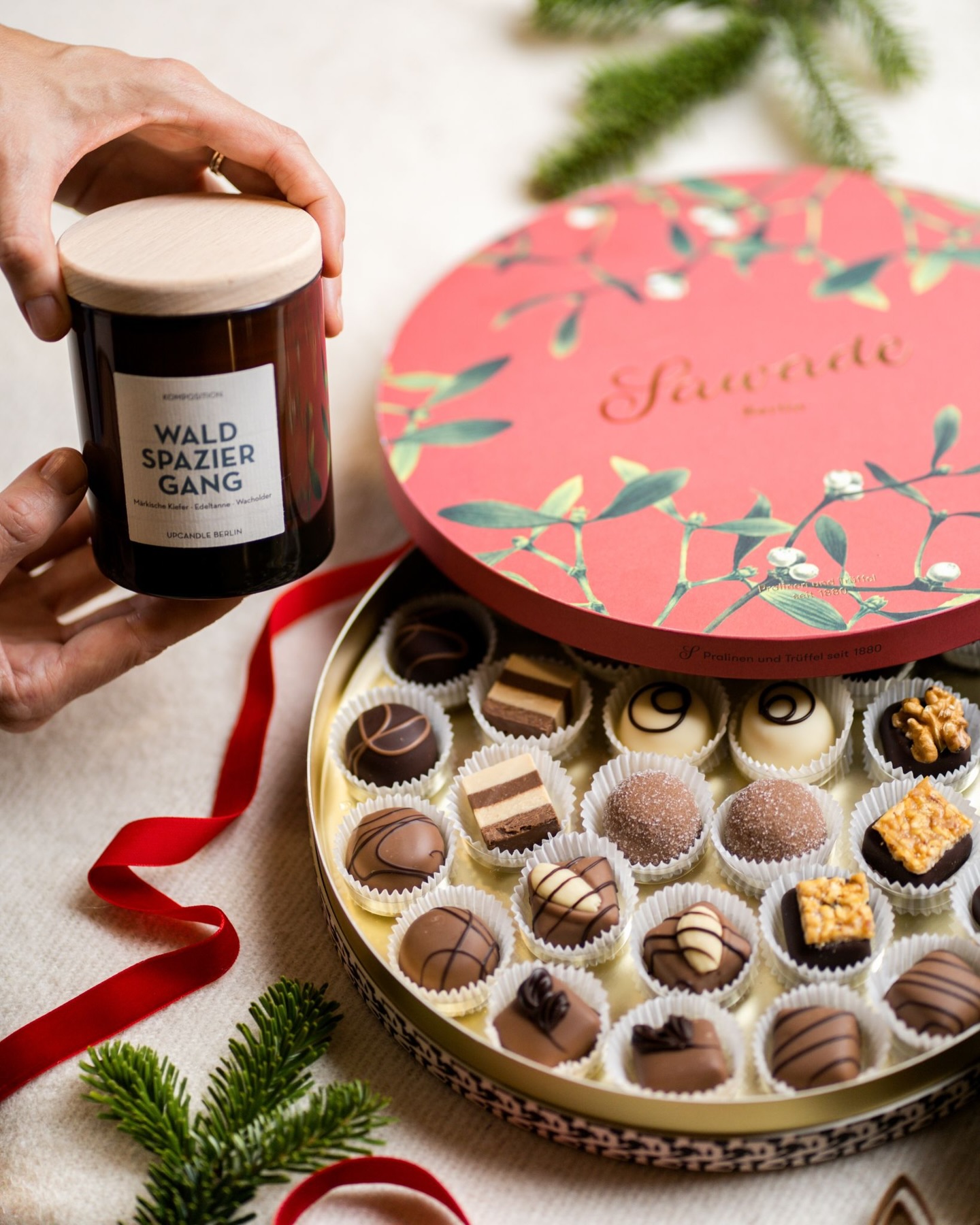 ✨ GIVEAWAY EDITION – Slow down and glow up! ✨
UpCandle und Sawade verbindet eine Idee: aus kleinen Momenten etwas ganz Besonderes zu machen. Handgegossene Duftkerzen aus Berlin treffen auf handgefertigte Pralinen – cozy, hochwertig & perfekt für die Winterzeit 🕯️🌲
Gemeinsam verlosen wir daher 2 x 1 cozy Winter-Bundle, perfekt für dunkle Winterabende, bestehend aus:
🍫 1 x Sawade Bonbonniere »Mistelzweig«, gefüllt mit 30 alkoholfreien Sawade Pralinen
🕯️ 1 x UpCandle Aromakerze »Waldspaziergang« mit Märkischer Kiefer, Tanne & Wacholder für Ruhe und Gelassenheit
So machst du mit:
1️⃣ Folge @upcandle_berlin & @sawade.berlin
2️⃣ Like diesen Beitrag
3️⃣ Optional: Markiere jemanden, der Kerzen + Pralinen genauso liebt wie du 💛
Viel Glück ✨
*Gewinnspielkonditionen:
Teilnahme bis 14. Dezember 2025, 23:59 Uhr.
Ab 18 Jahren. Gewinner:innen werden per DM benachrichtigt. Keine Barauszahlung. Versand nur innerhalb Deutschlands.
Das Gewinnspiel steht in keinem Zusammenhang mit Meta und wird nicht von Meta unterstützt.