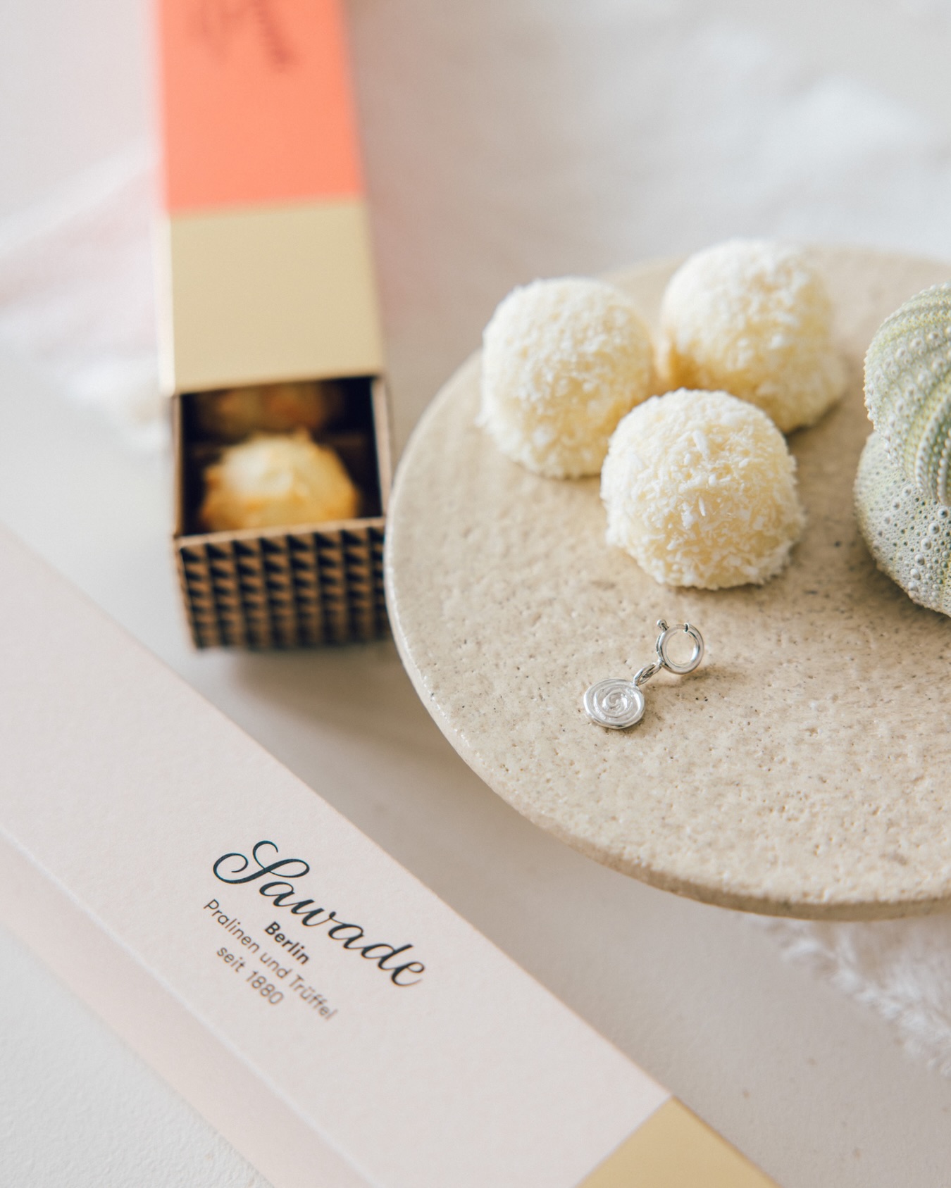 ✨ SWEET CHARM GIVEAWAY* ✨
Ein kleiner Glücksbringer für dich. Und ganz viel Sommergenuss dazu. Gemeinsam mit @oni.studio.jewelry verlosen wir ein besonderes Bundle:
Unsere limitierten Sommertrüffel in den Sorten Kokos & Maracuja von Sawade 🥥🍊
Einen Spiral-Charm aus Sterlingsilber von ONI STUDIO✨
So nimmst du teil:
– Folge @sawade.berlin & @oni.studio.jewelry
– Like diesen Beitrag
– Tagge eine Person, die sich über diesen Gewinn genauso freuen würde wie du.
Viel Glück! 🩵
📸 @mariestaggat
*Gewinnspielkonditionen: Teilnahme bis Donnerstag, 9.07.2026, 23:59 Uhr. Teilnahme ab 18 Jahren. Gewinner werden per DM benachrichtigt. Keine Barauszahlung. Dieses Gewinnspiel steht in keinem Zusammenhang mit Meta und wird weder von Meta gesponsert noch unterstützt.
#Giveaway #Verlosung #Gewinnspiel