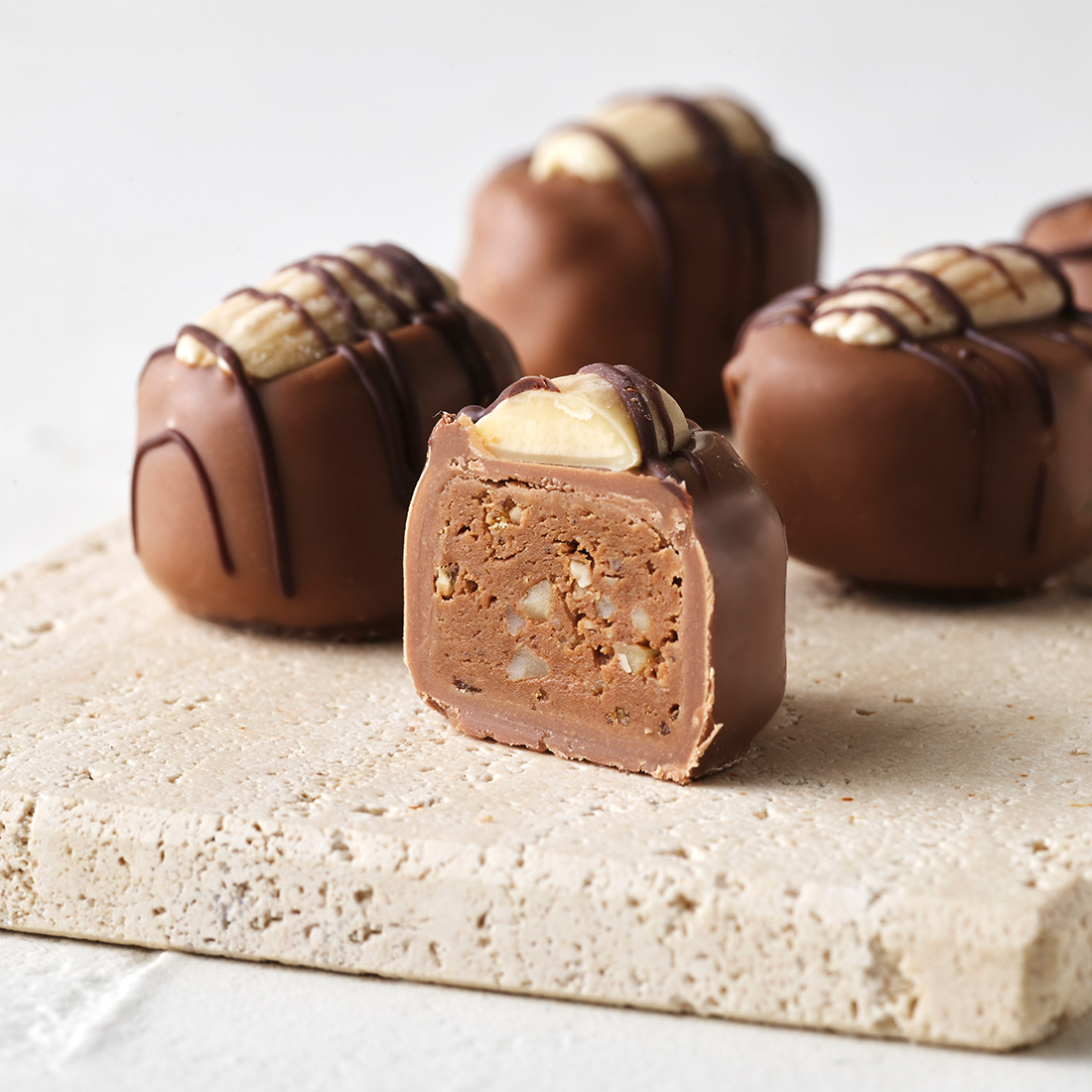 Stimmungsbild: Nougat Krokette wird dekorativ angeschnitten  Stimmungsbild: Nougat Krokette wird dekorativ angeschnitten