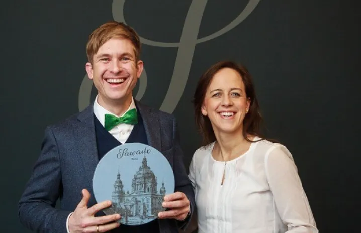 Fotografie von Melanie und Benno Hübel mit einer Sawade Bonbonniere mit dem Berliner Dom als Motiv