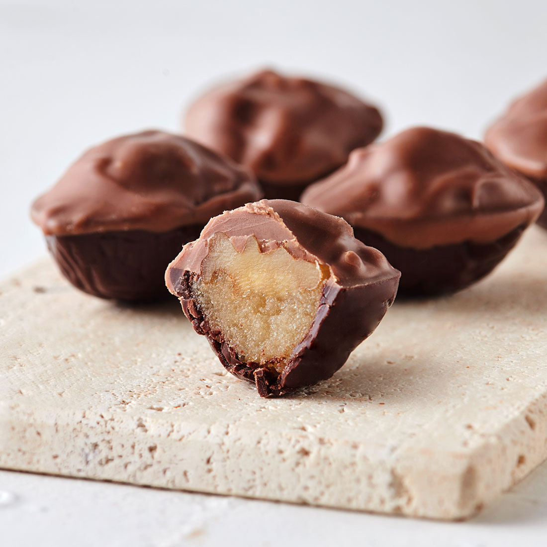 Stimmungsbild: Walnuss auf Weinbrandmarzipan dekorativ aufgeschnitten Stimmungsbild: Walnuss auf Weinbrandmarzipan dekorativ aufgeschnitten