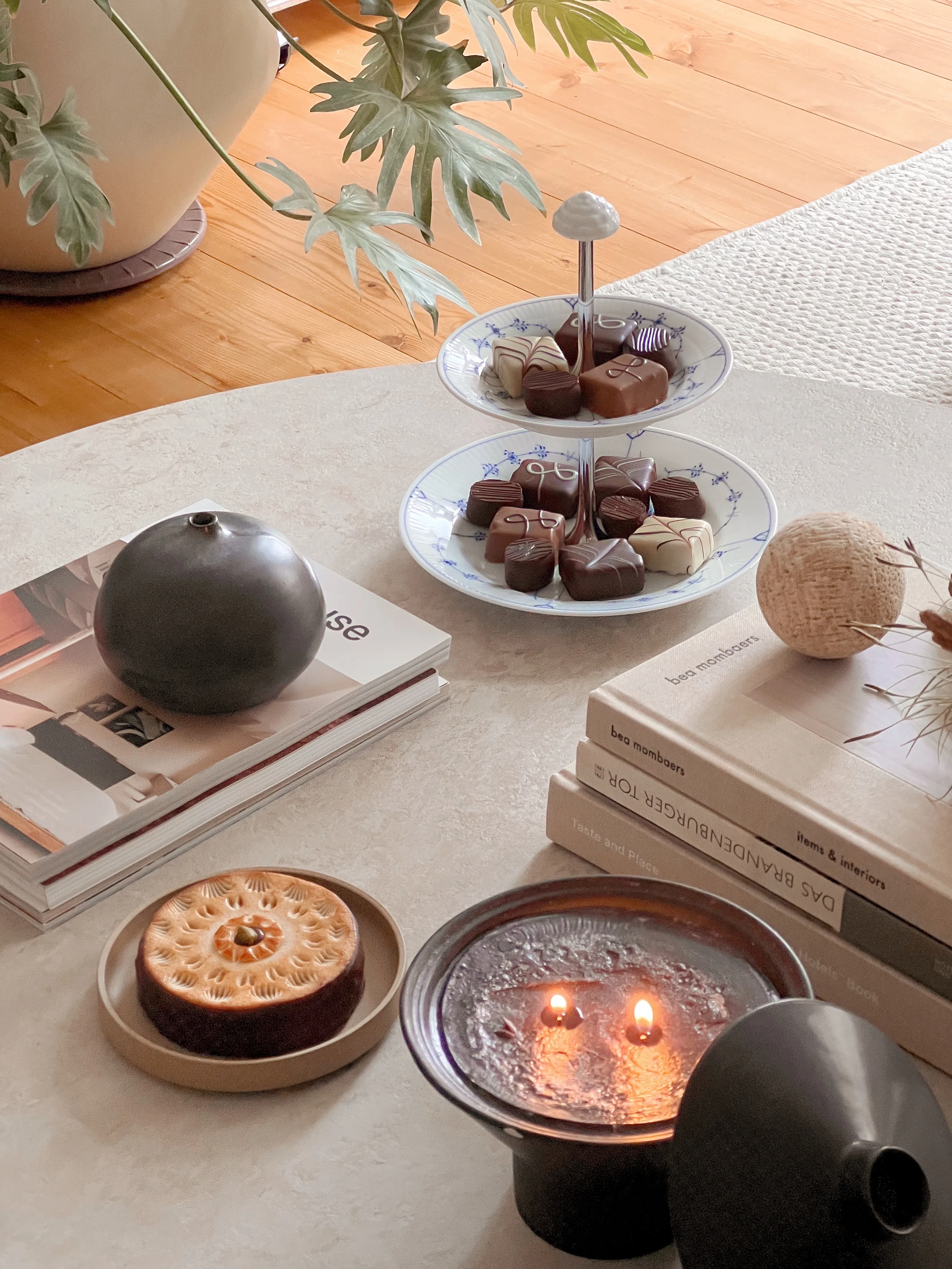 Verschiedene Pralinen und Königin Luise Praline dekorativ auf dem Tisch