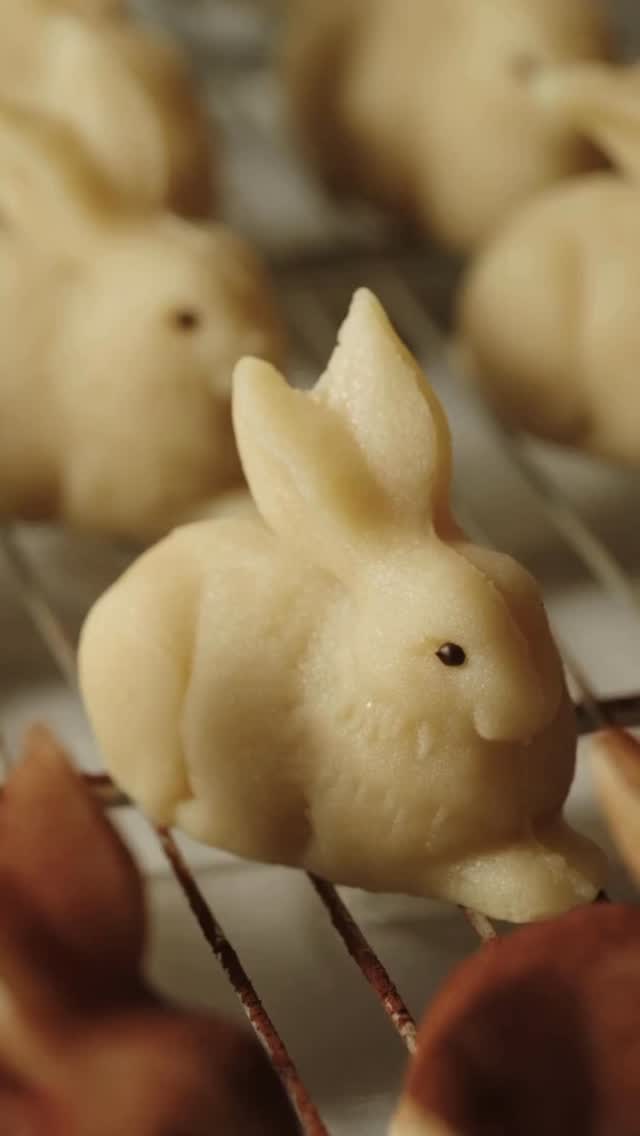 Sweetest bunny in town. 🐰
Unser Dürerhase gehört in jedes Osternest! Handgefertigt in unserer Berliner Manufaktur aus feinster Marzipan-Rohmasse mit 52 % Mandelanteil, erhält er abschließend ein liebevolles Kakao-Finish und Augen aus Zartbitter-Schokolade.
Zum Anbeißen! 💛

#SawadeBerlin #Ostern #Osterhase #Marzipan