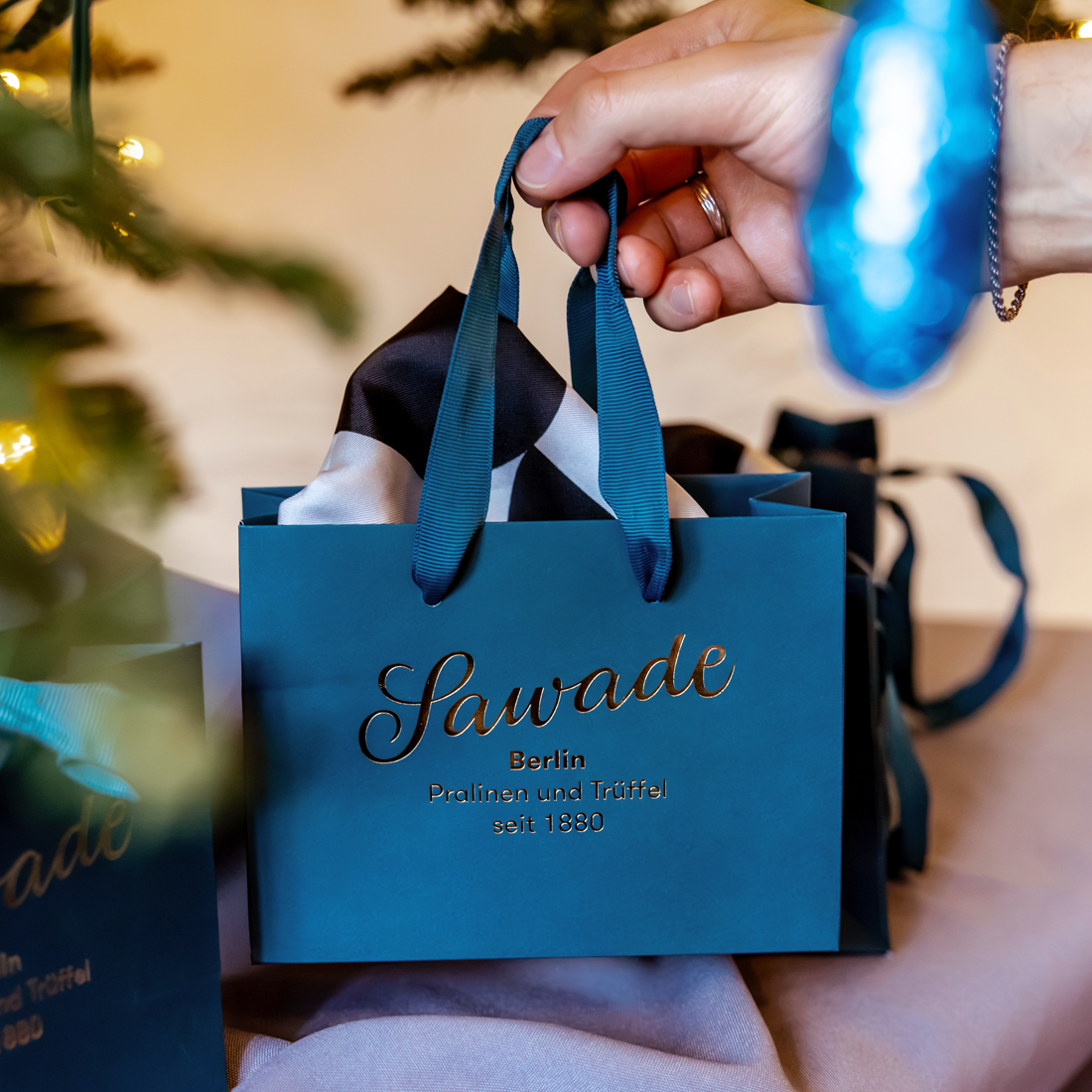 Inszenierung der Geschenktüte XS in Petrol mit Hand