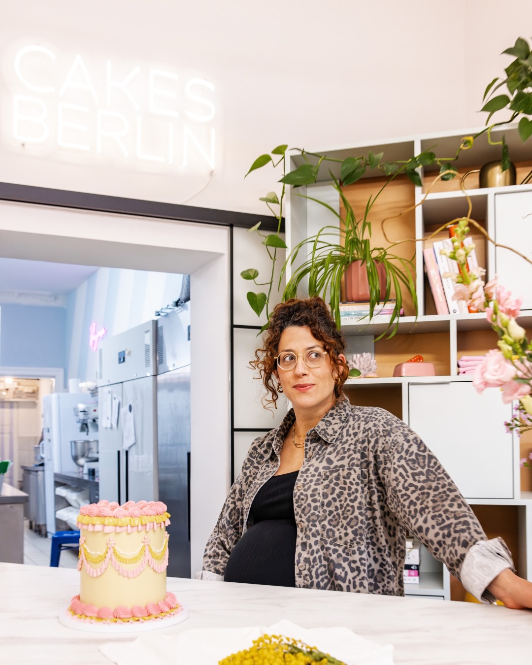 ✨ Sawade Studio Visits #3 ✨
More than cake: Wo Kuchen zu Kunst wird.
Für unsere Studio Visit-Serie waren wir zu Besuch bei Stephanie von @cakesberlin. In ihrem Berliner Studio entwirft sie Torten, die fast zu schön zum Anschneiden sind: filigran, kunstvoll und mit ganz viel Liebe zum Detail gestaltet. Jede Kreation ein kleines Kunstwerk und eine geschmackliche Offenbarung. 🎂

👉 Die ganze Story über Stephanie und ihre cuten Cakes findet ihr jetzt auf unserem Blog.

📸 @mariestaggat 

#StudioVisits #SawadeBerlin #CakesBerlin #MeetTheArtist